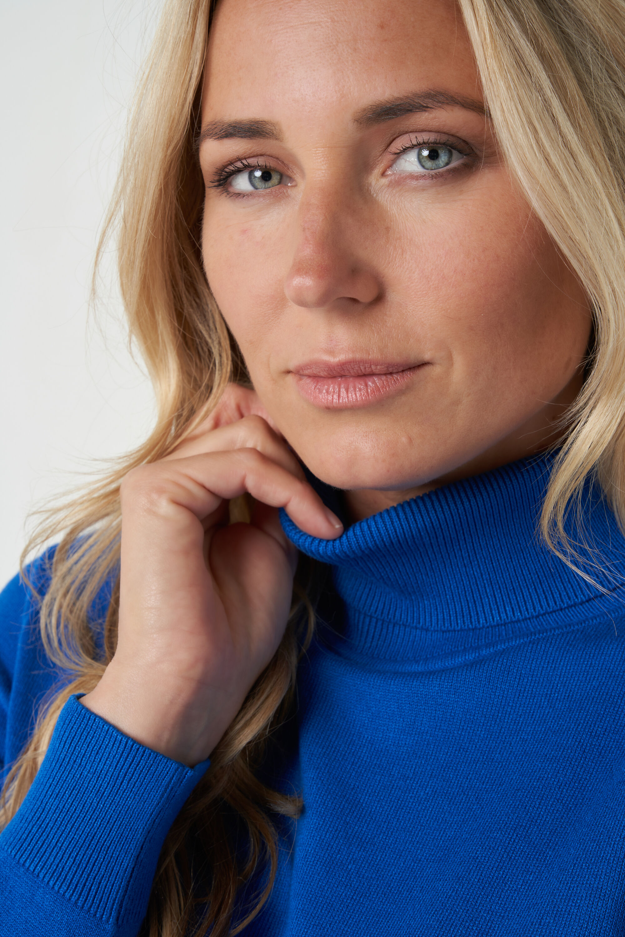 Col roul&eacute; en maille fine image number 4