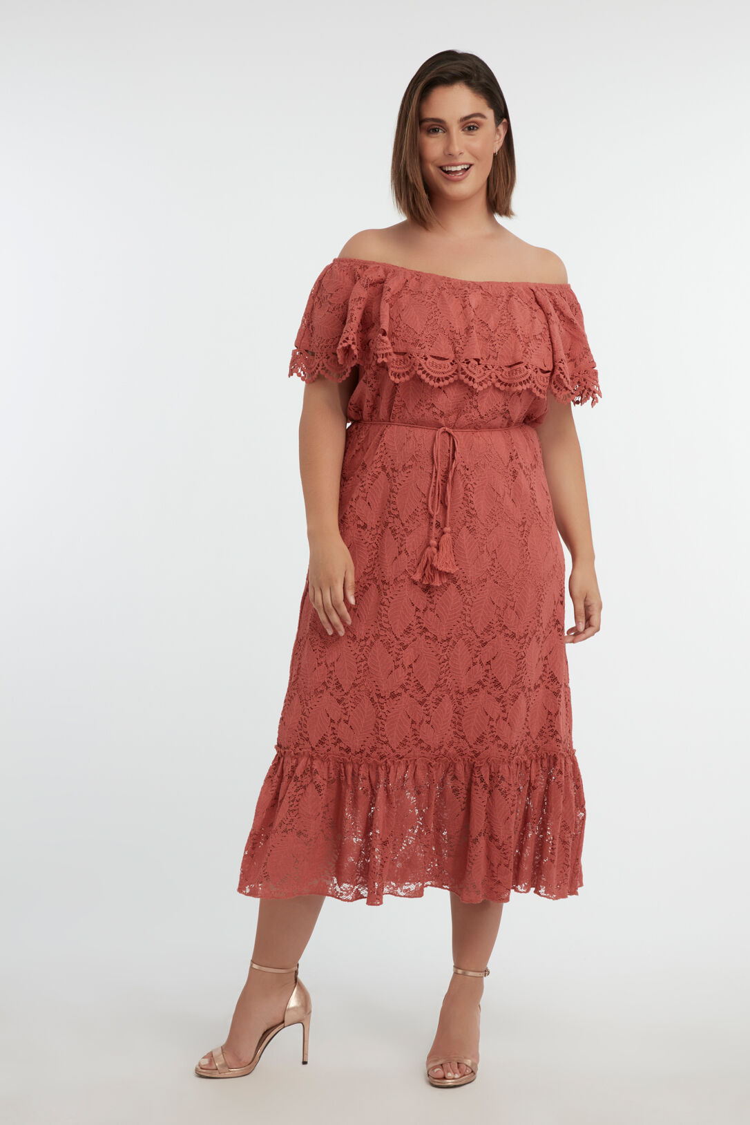 Robe en dentelle &agrave; &eacute;paules d&eacute;nud&eacute;es image number 7