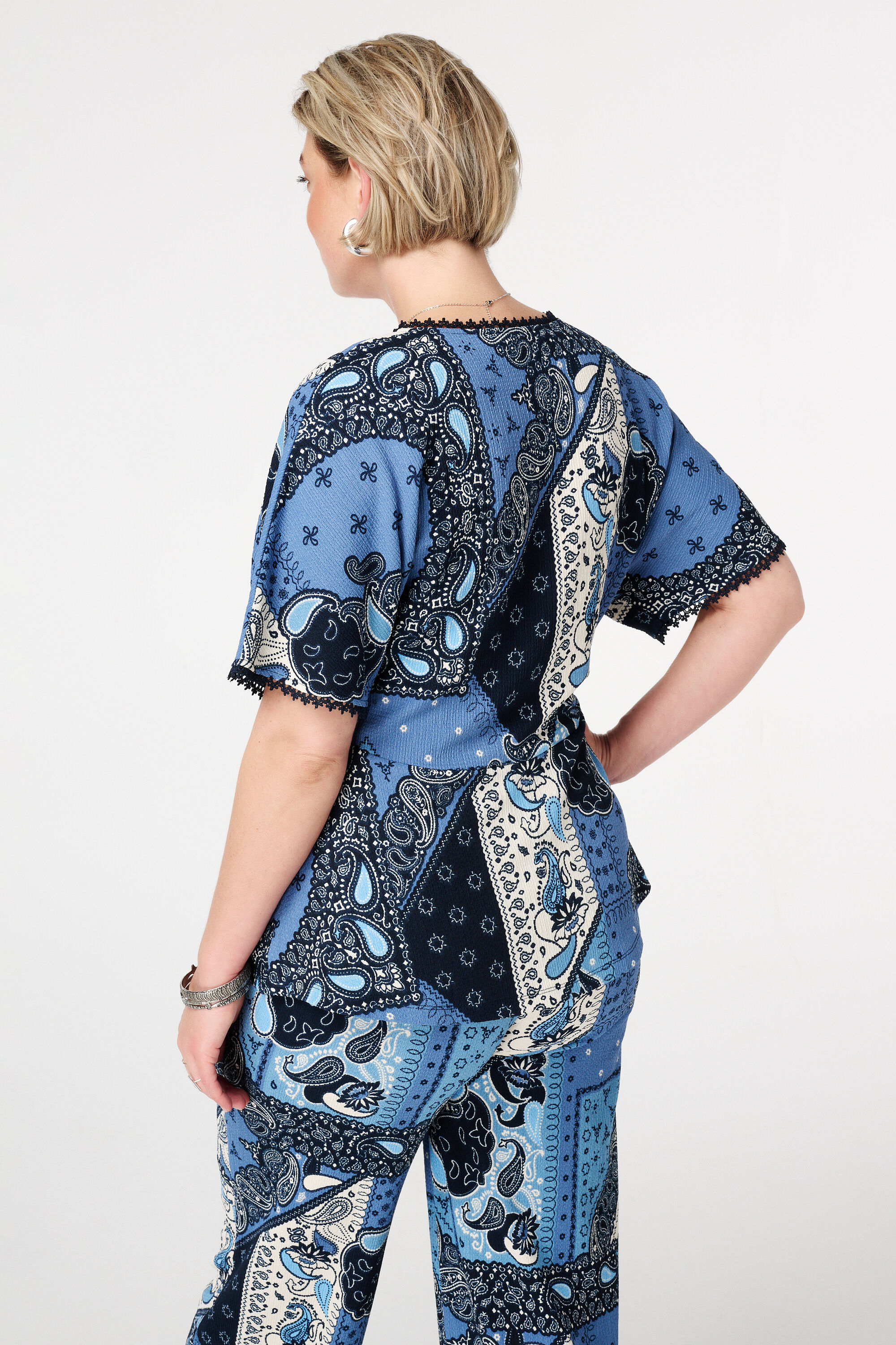 Haut &agrave; imprim&eacute; et d&eacute;tails subtils image number 3