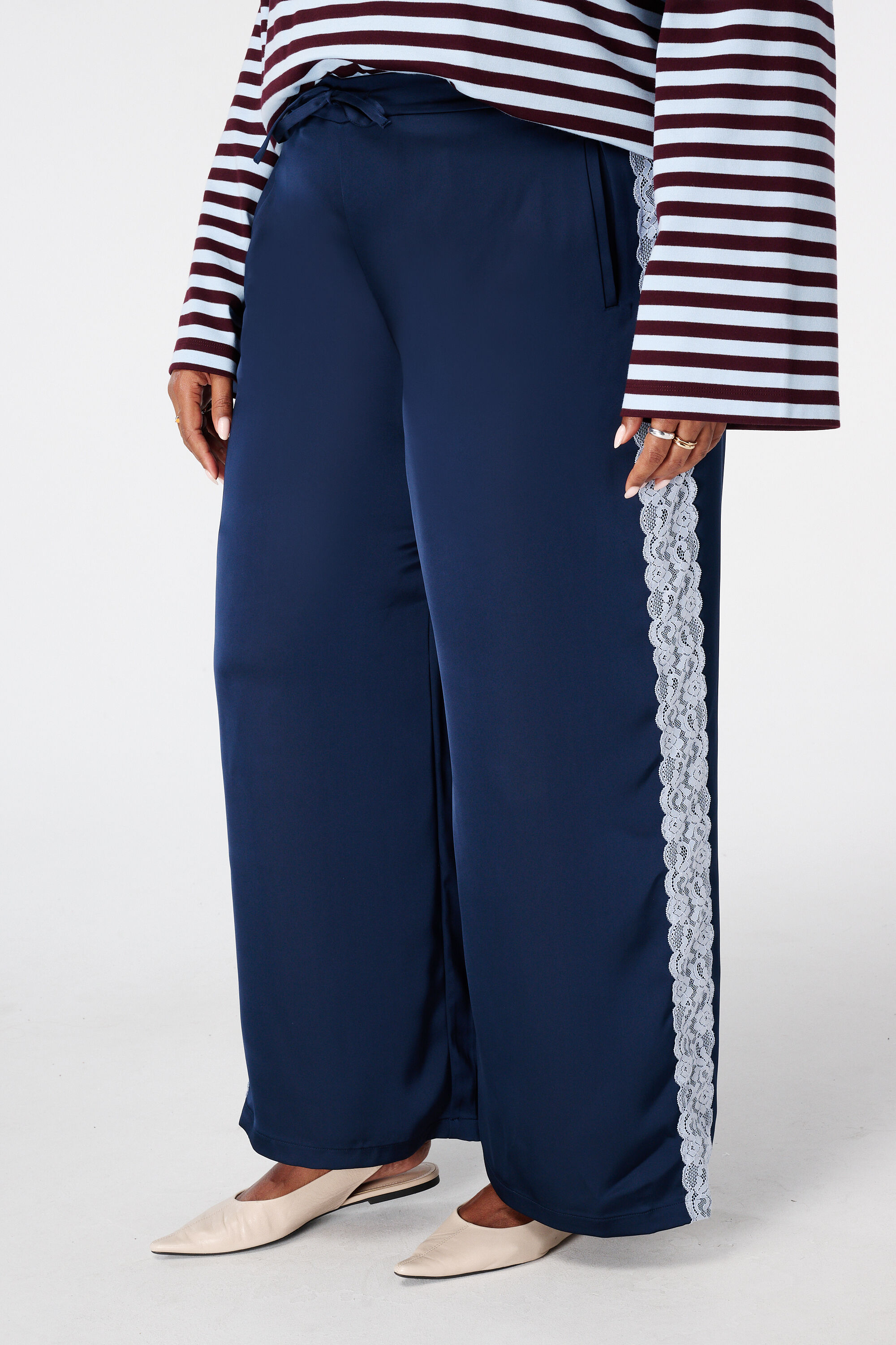 Pantalon avec d&eacute;tails en dentelle sur les c&ocirc;t&eacute;s image number 5