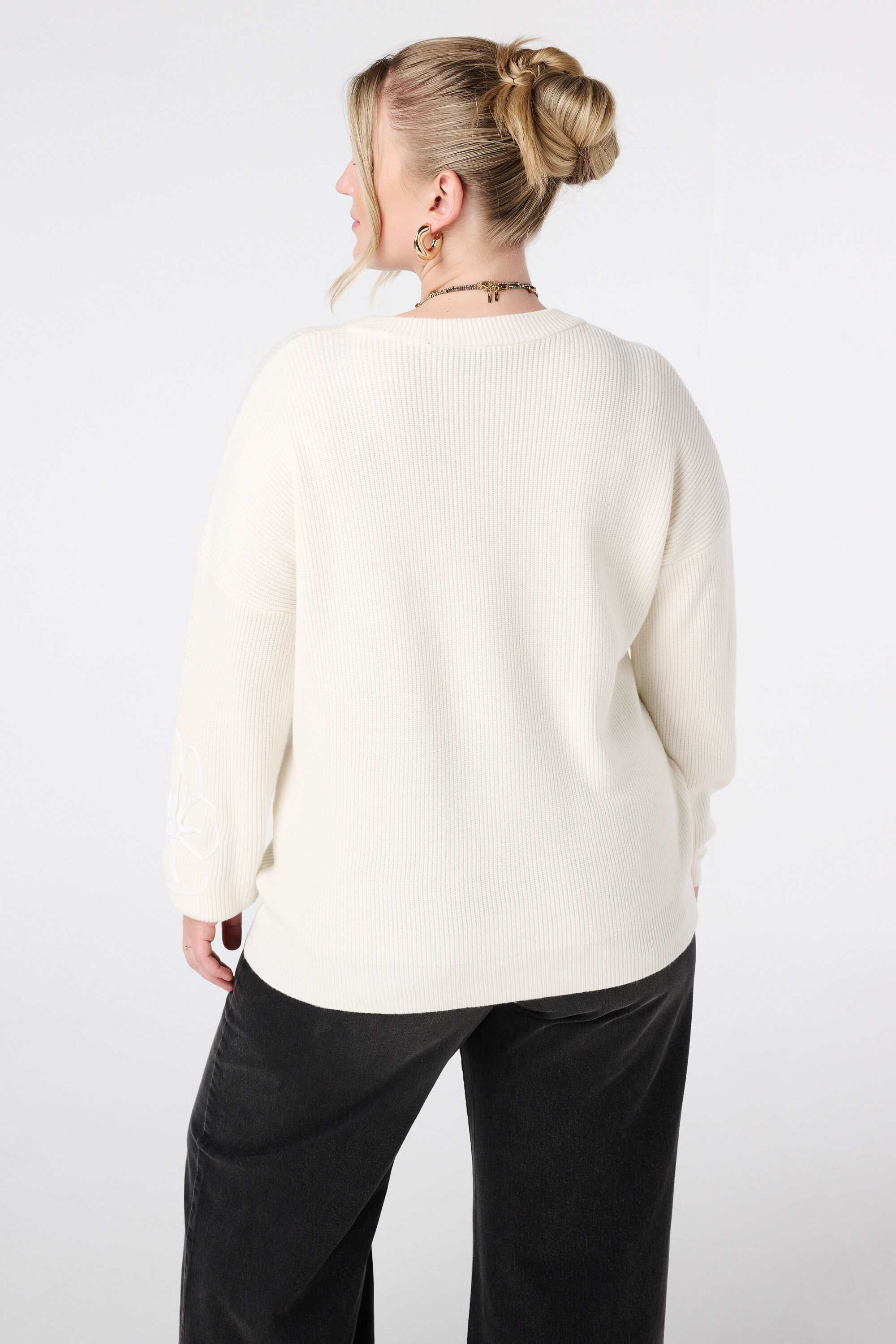 Pull avec fleurs brod&eacute;es image number 3