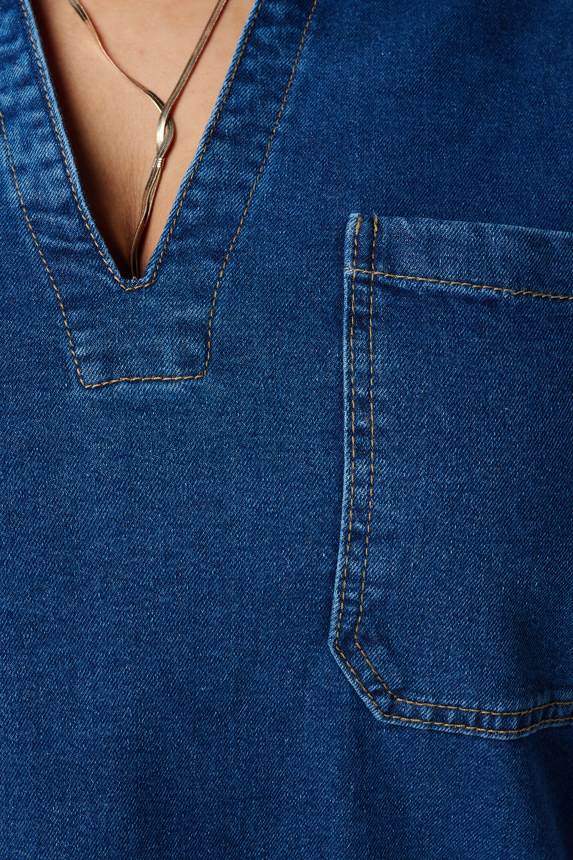 Robe en jean &agrave; encolure en V image number 6