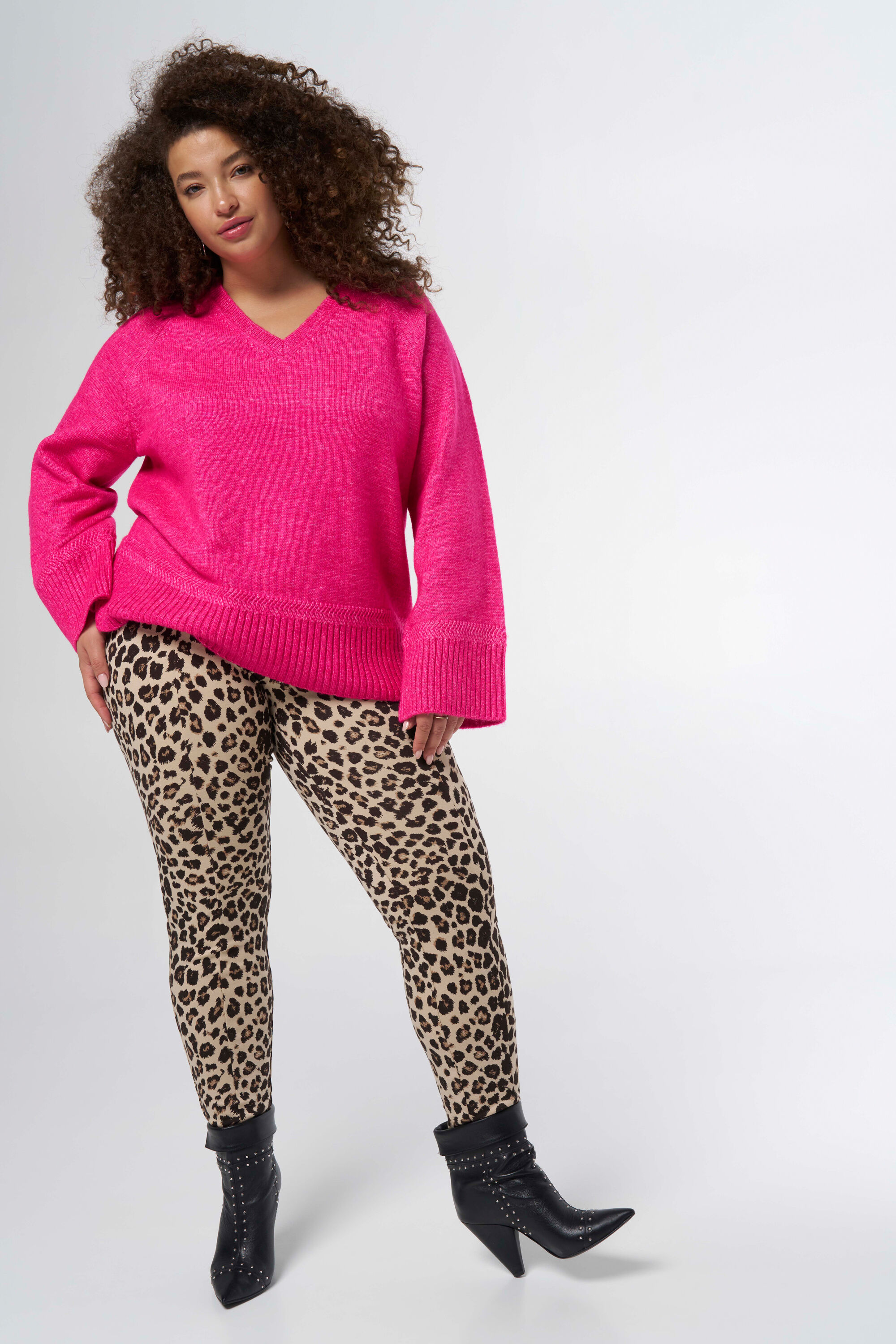 Pull en maille avec col en V image number 5