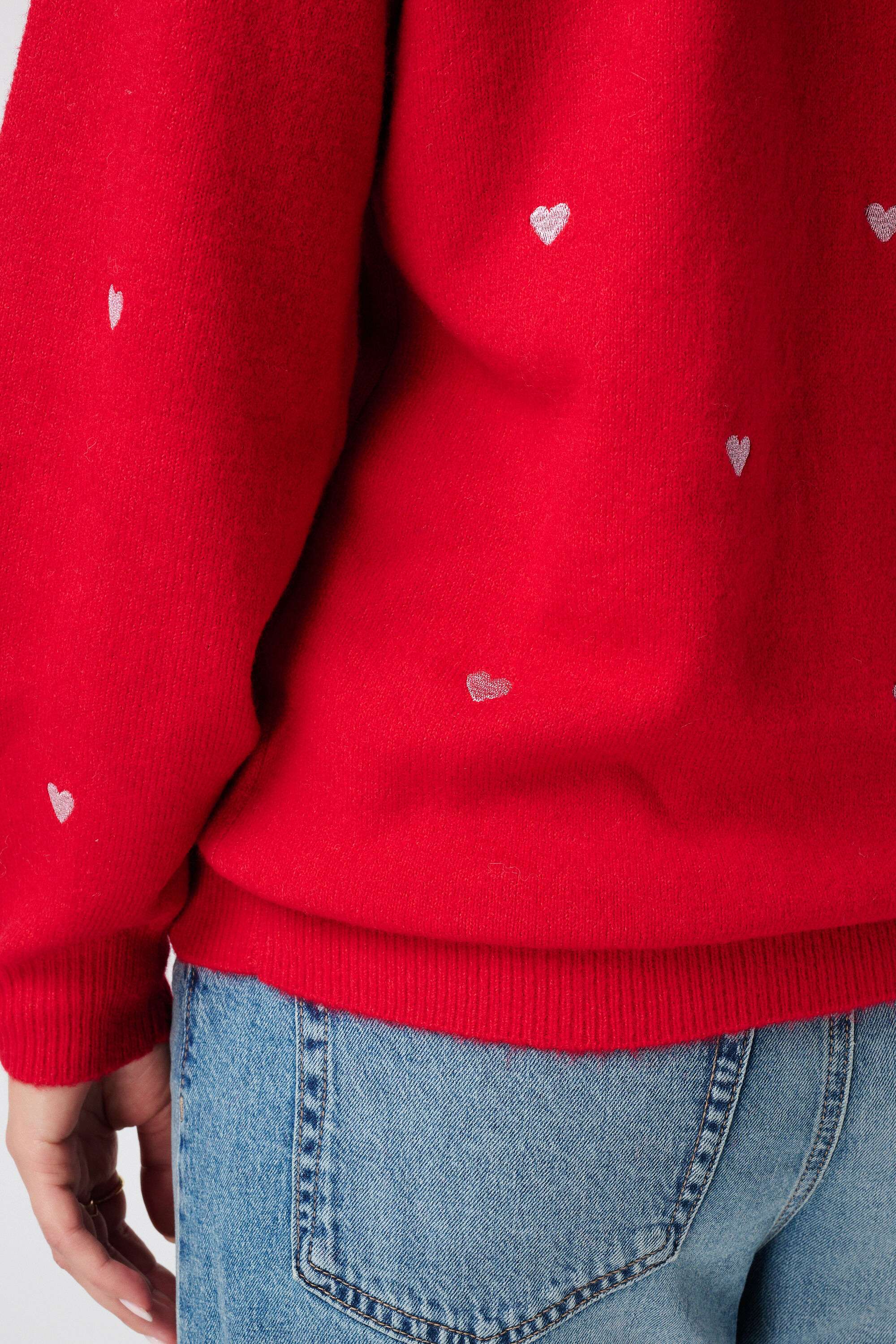 Pull finement tricot&eacute; avec des c&oelig;urs brod&eacute;s image number 6