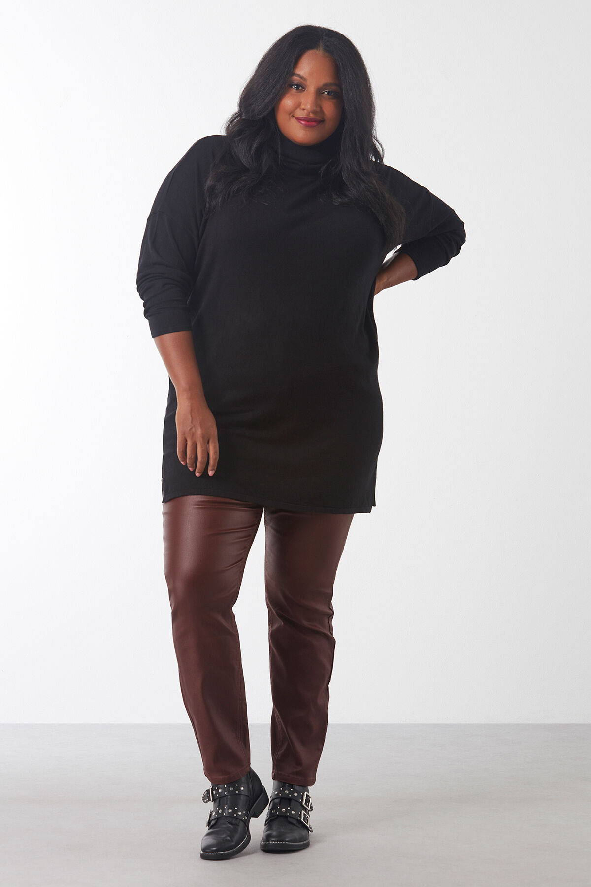 Pantalon slim enduit image number 4