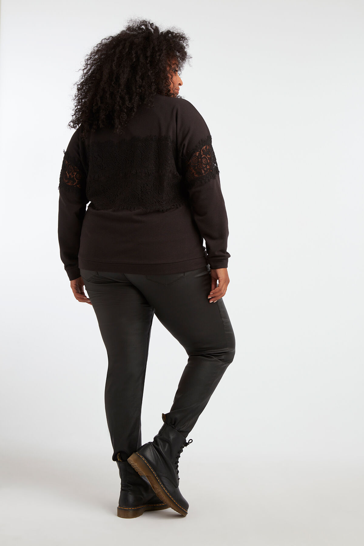 Pull aux d&eacute;cors dentel&eacute;s   image number 4