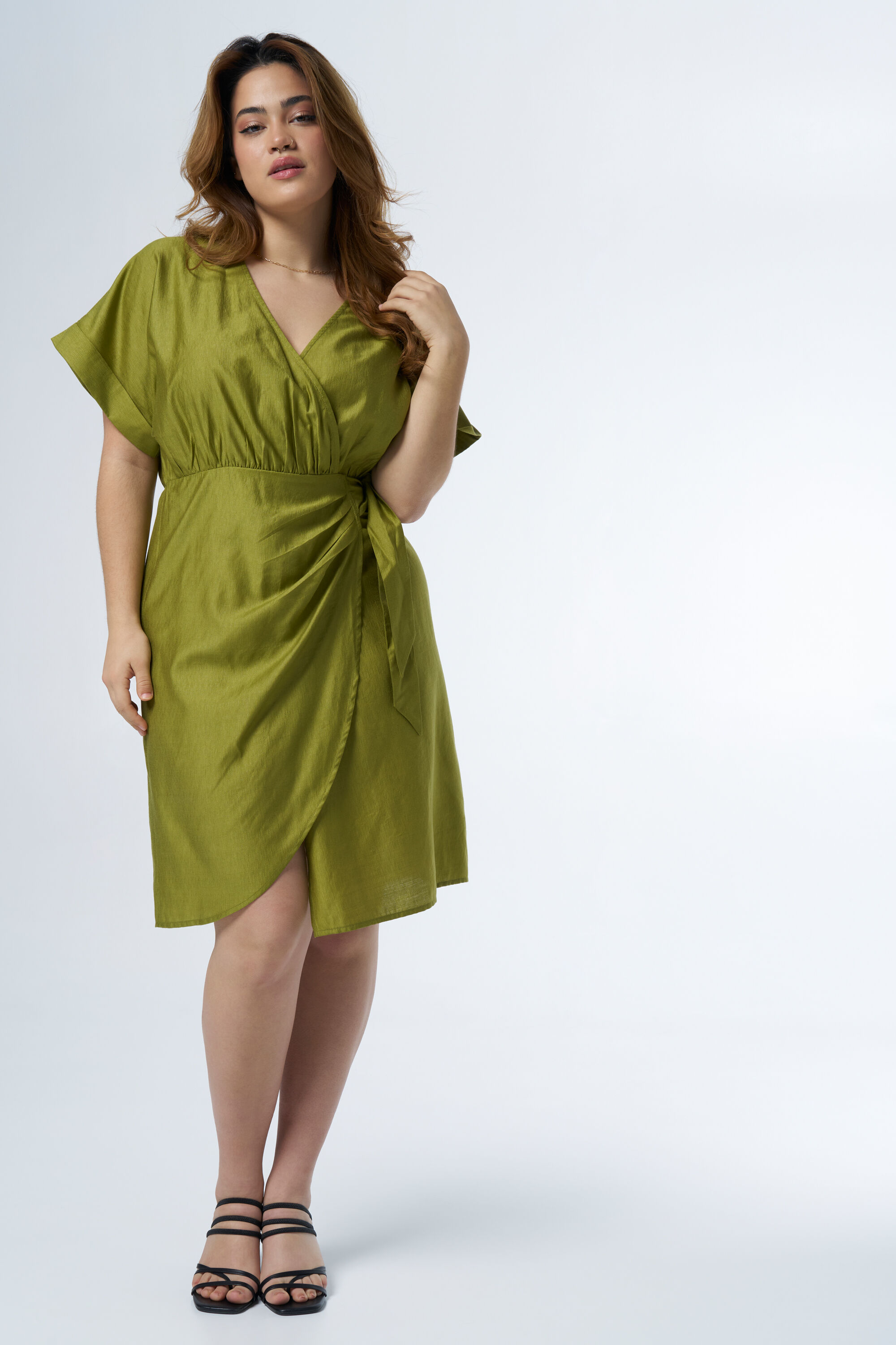 Robe avec d&eacute;tail n&oelig;ud image number 5