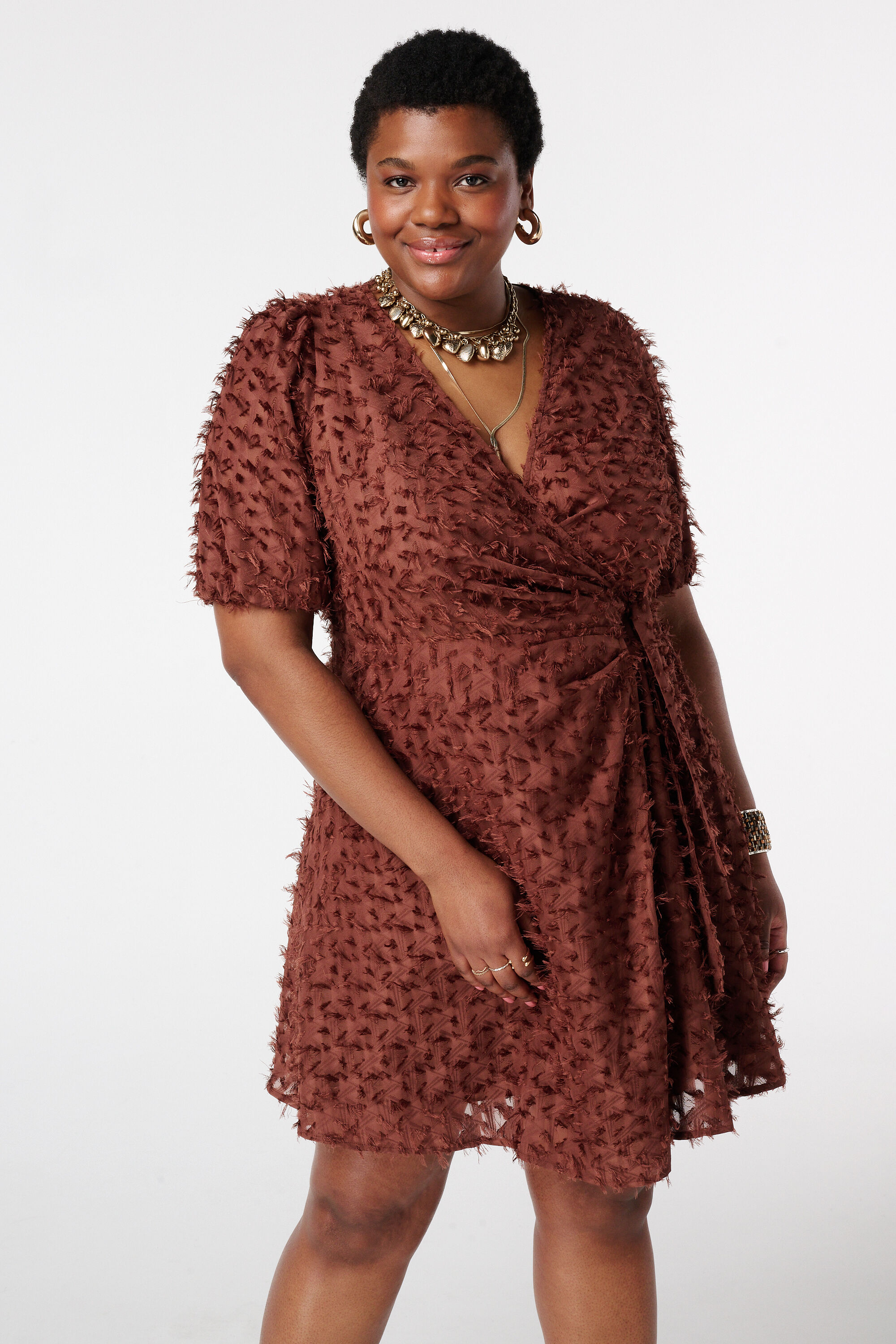 Robe &agrave; structure en dentelle avec effet portefeuille