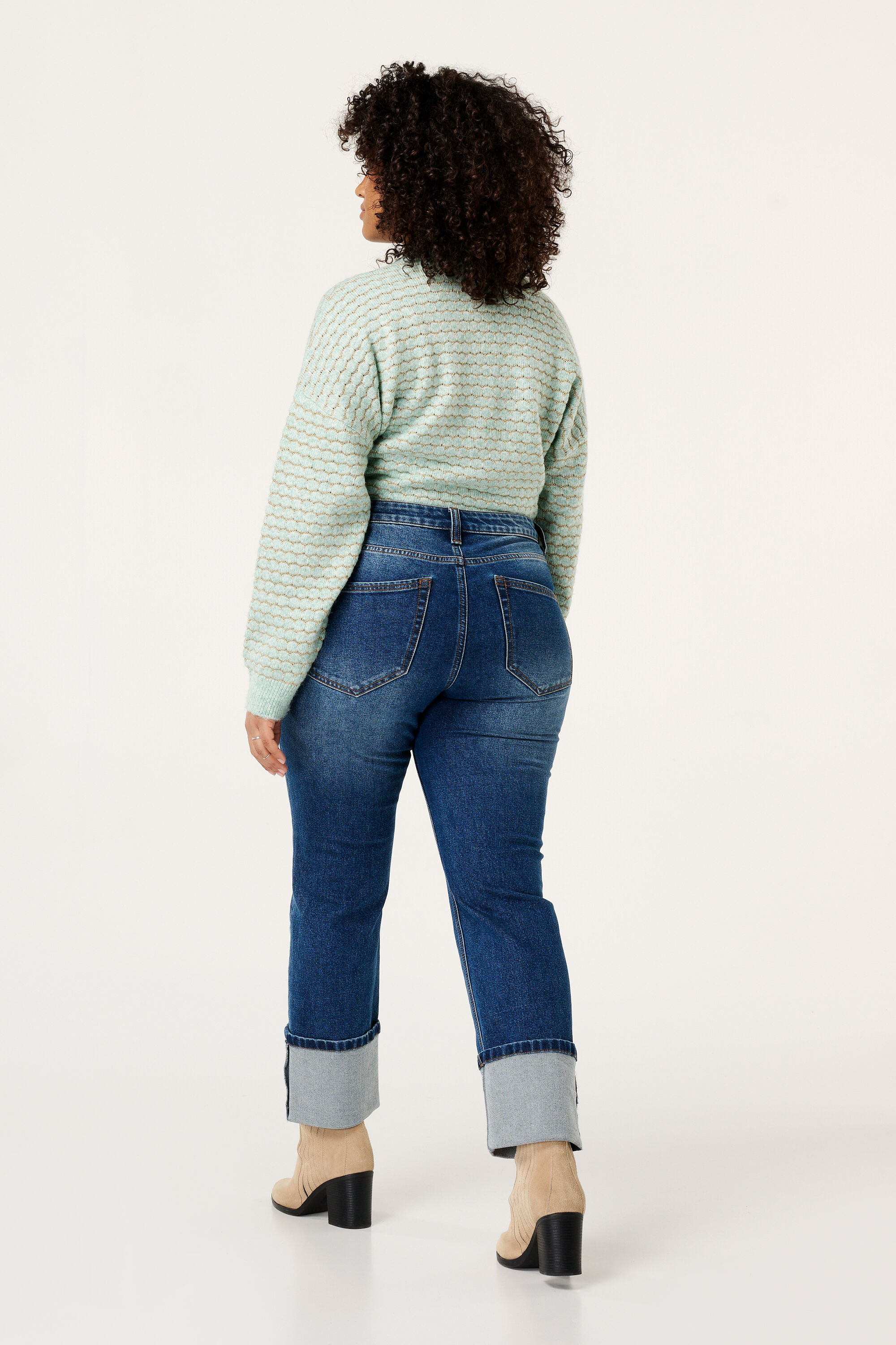 Jeans &agrave; jambes droites et &agrave; revers image number 3