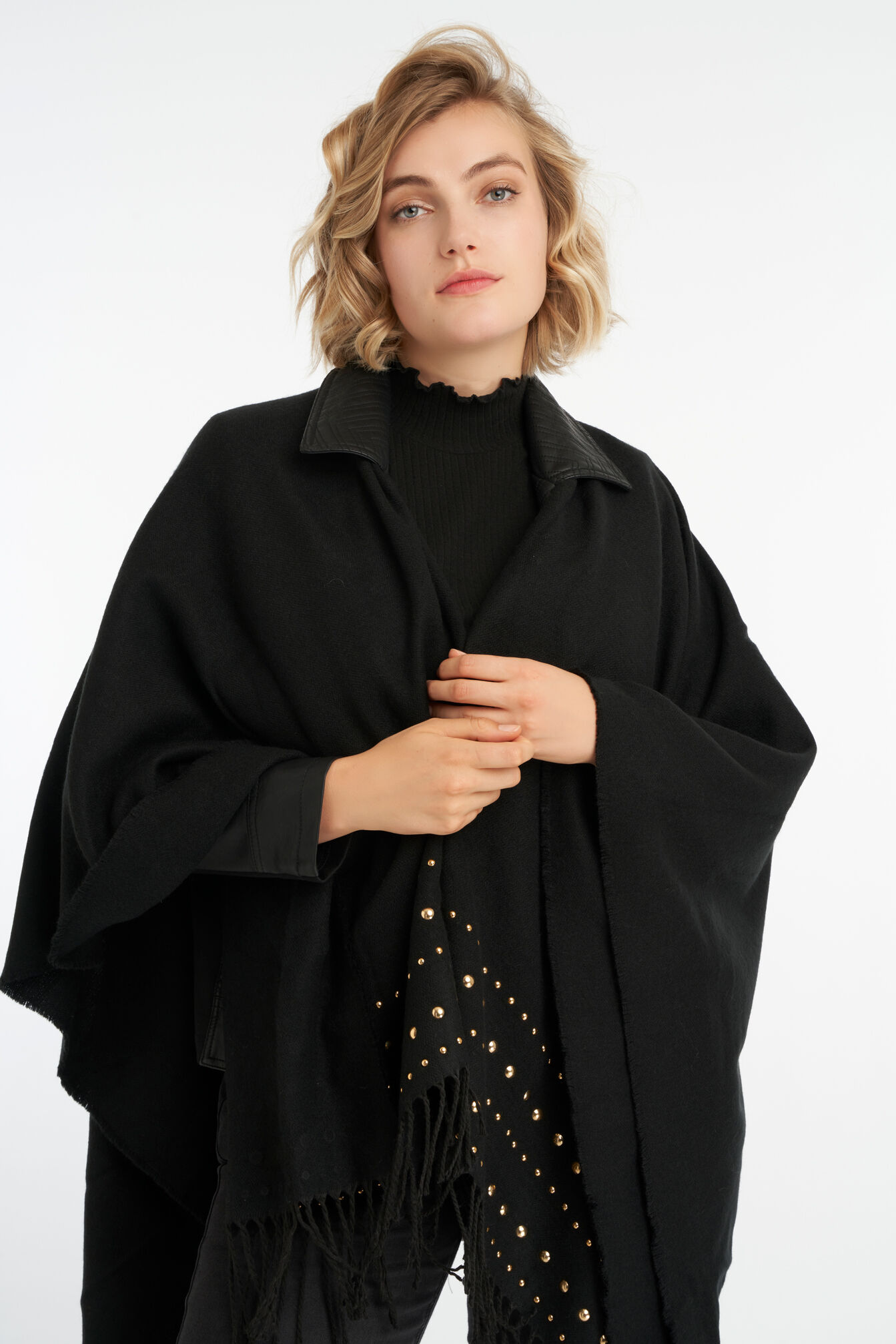 Cape avec motif &agrave; clous et franges image number 4