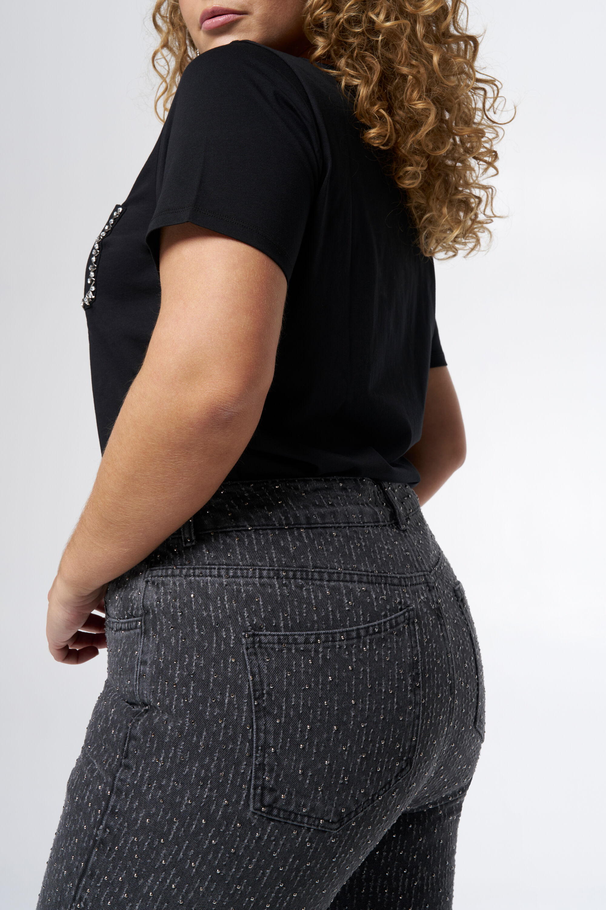 Jean droit avec d&eacute;tails d&eacute;chir&eacute;s image number 4