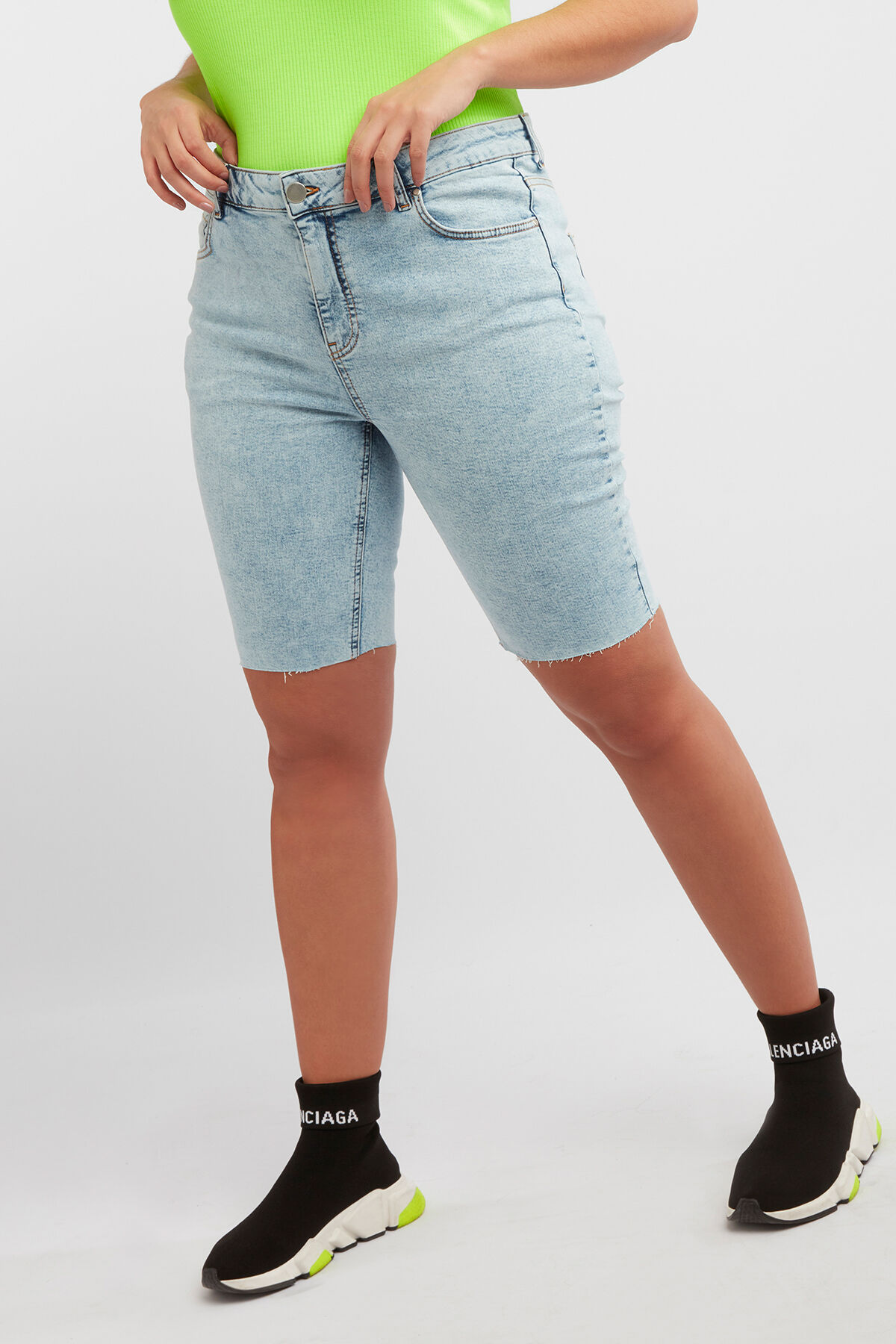 Shorts style motard en denim image number 3