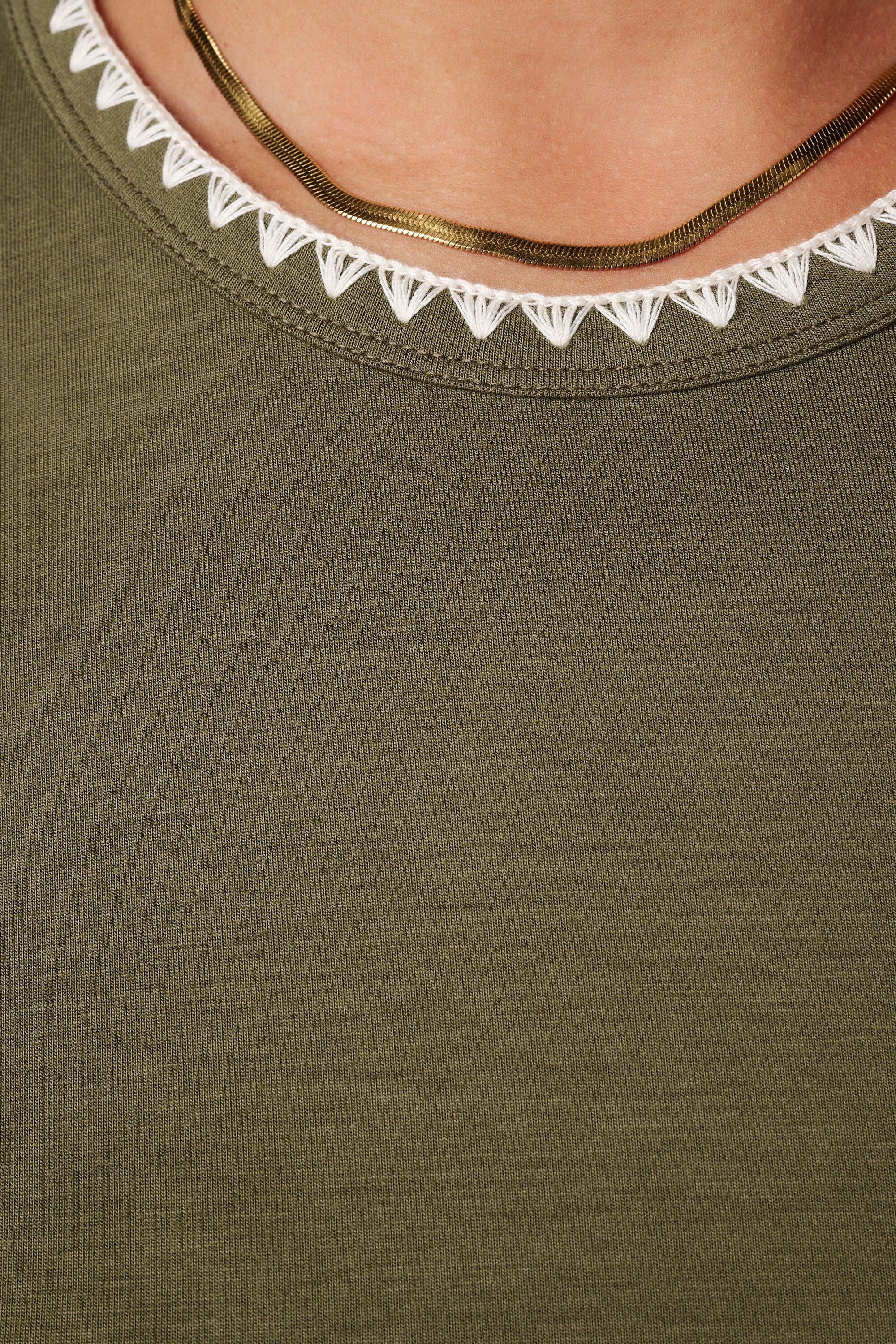 T-shirt avec d&eacute;tails contrastants image number 6