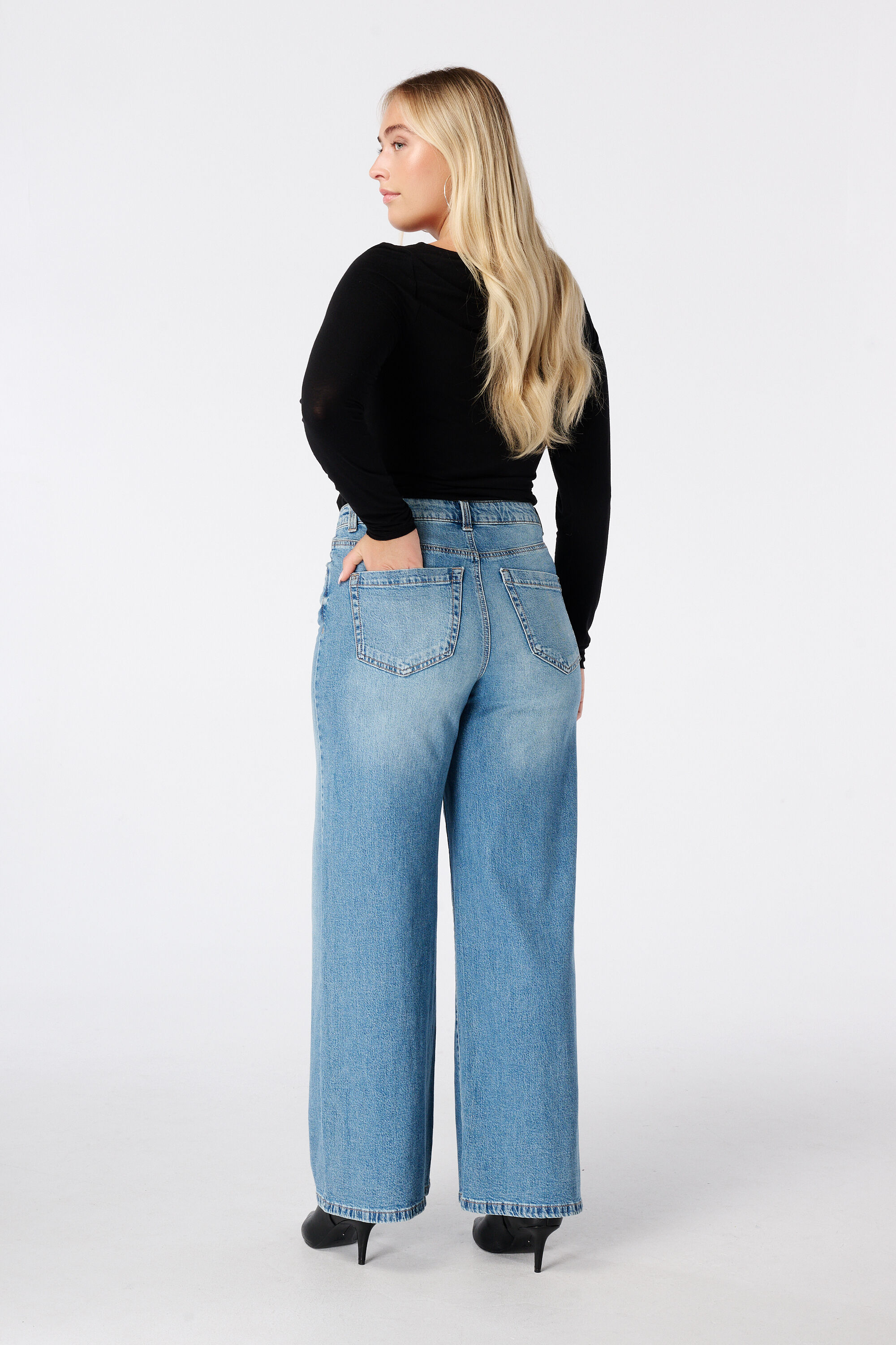 Jeans larges &agrave; taille haute image number 3