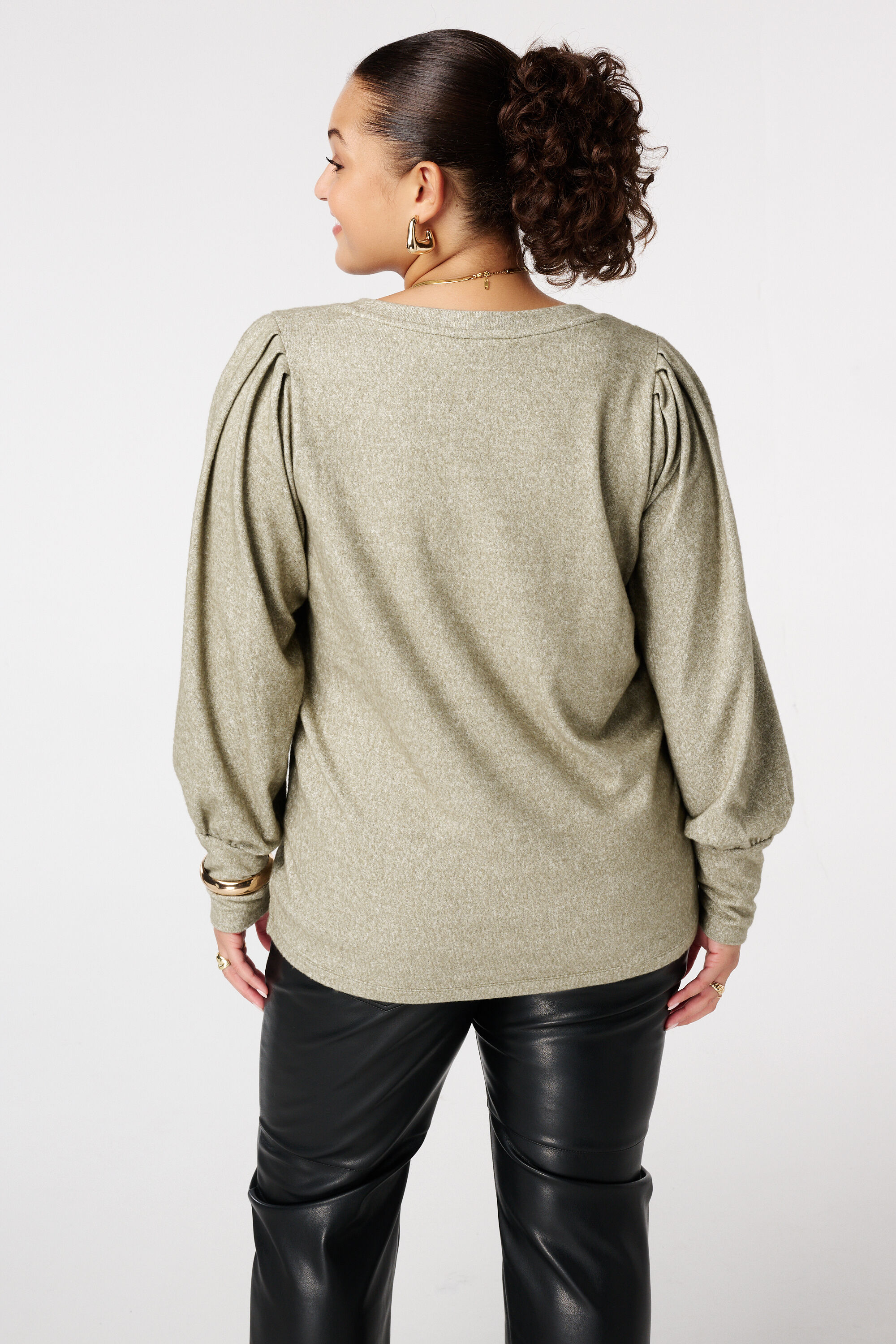 Pull finement tricot&eacute; &agrave; manches bouffantes image number 3