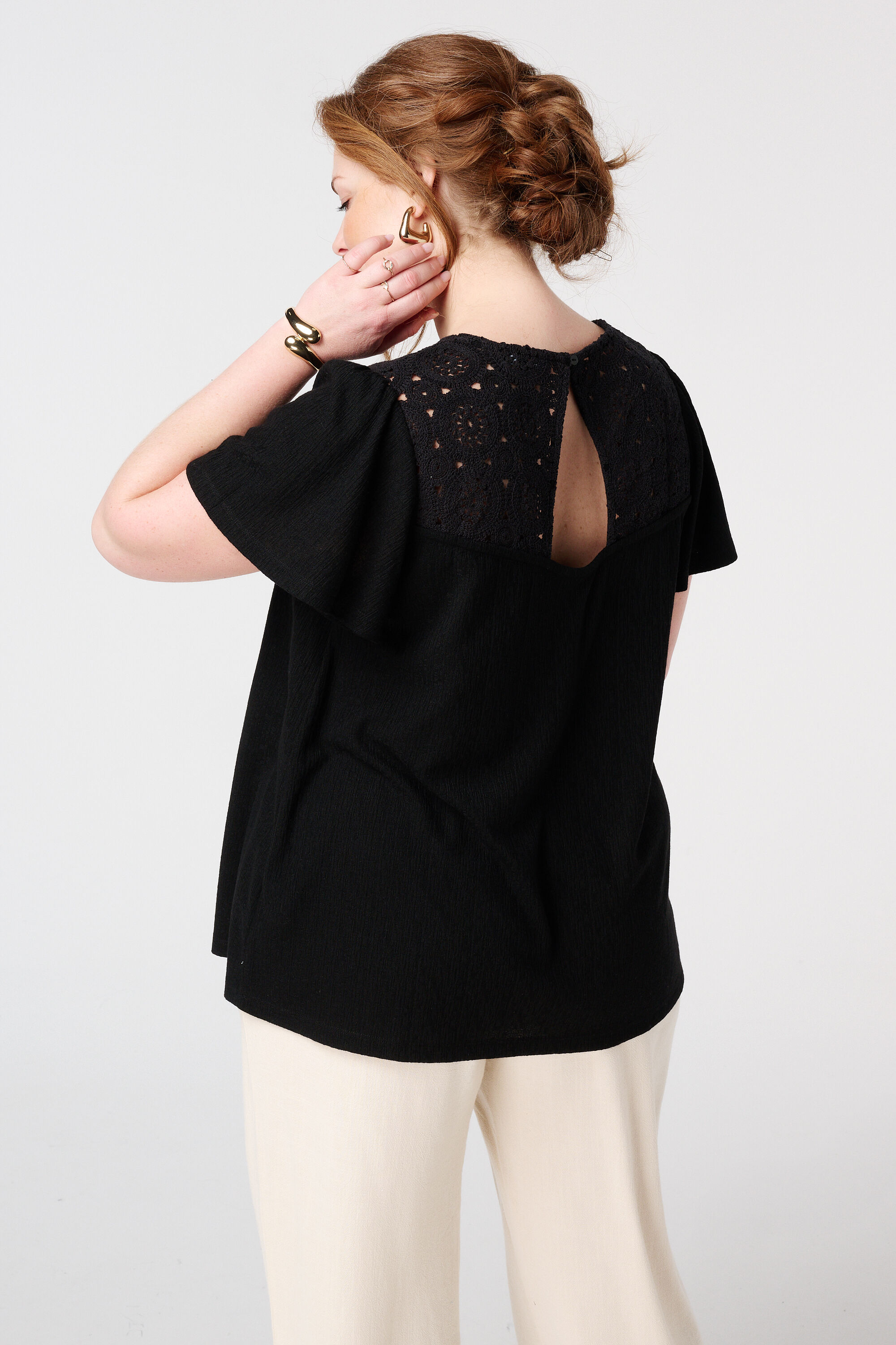 T-shirt avec des d&eacute;tails en crochet  image number 3