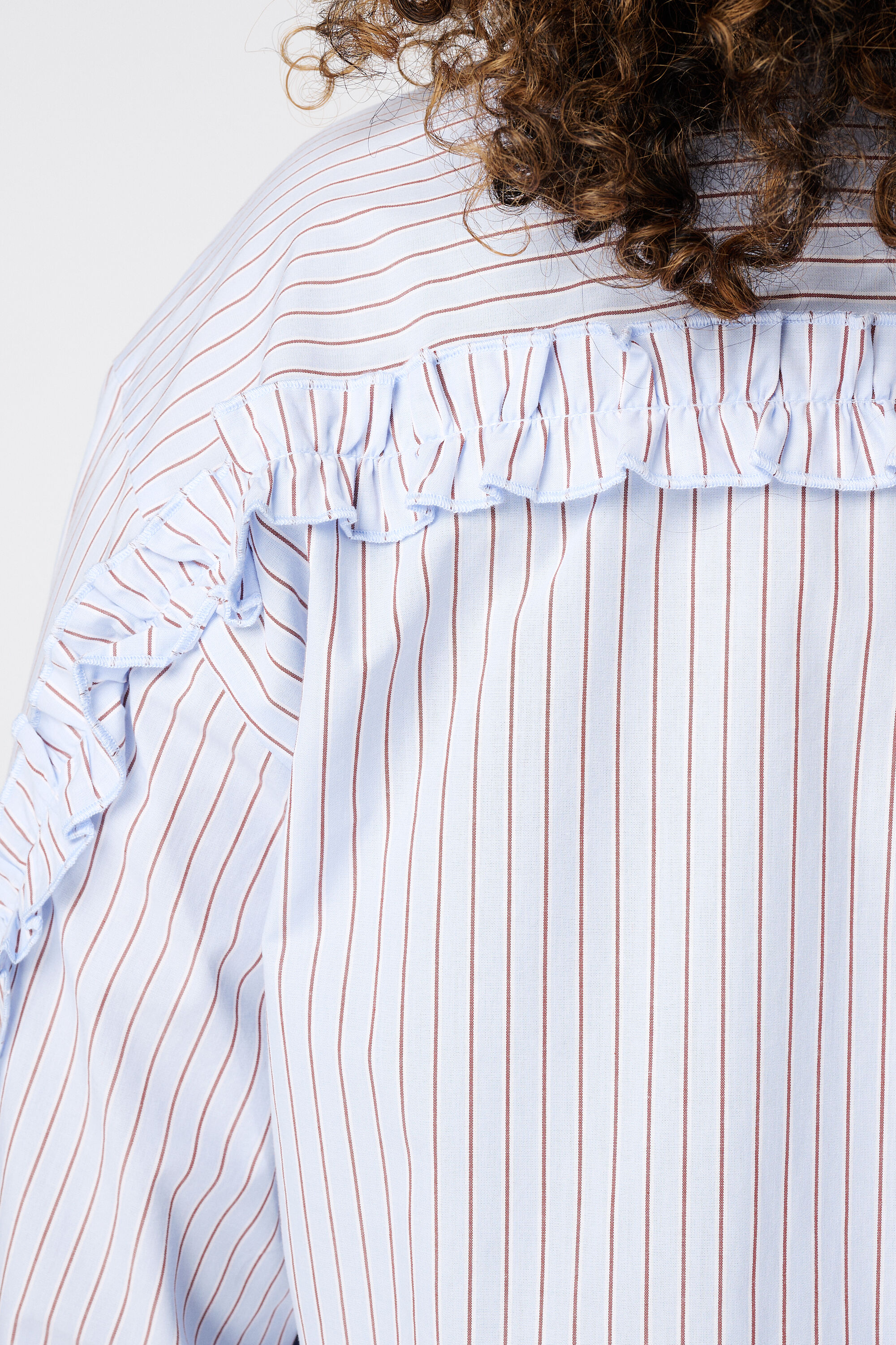 Blouse ray&eacute;e avec volants image number 6