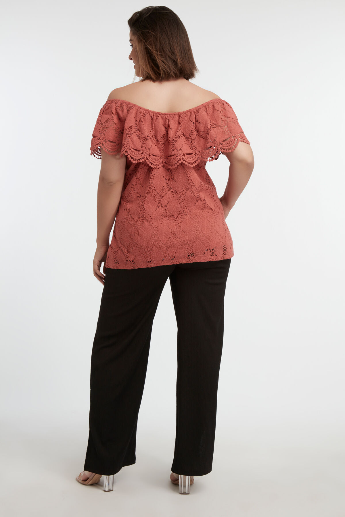 Haut en dentelle &agrave; &eacute;paules d&eacute;nud&eacute;es image number 4