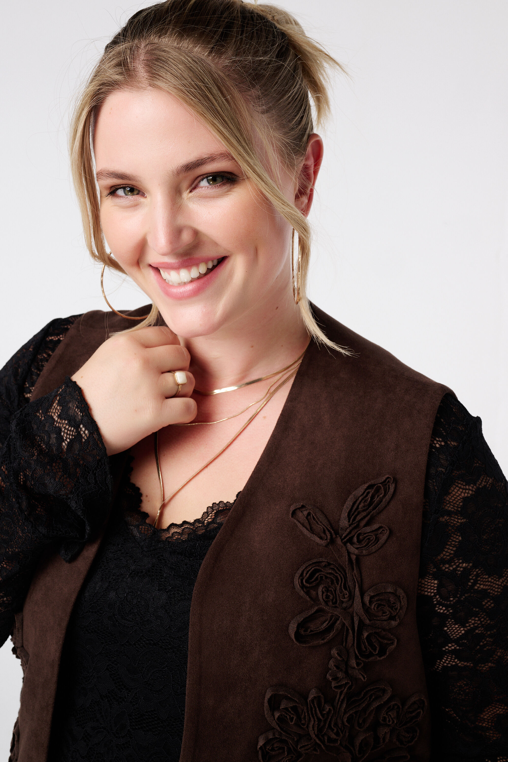 Gilet en su&egrave;de avec broderies image number 4