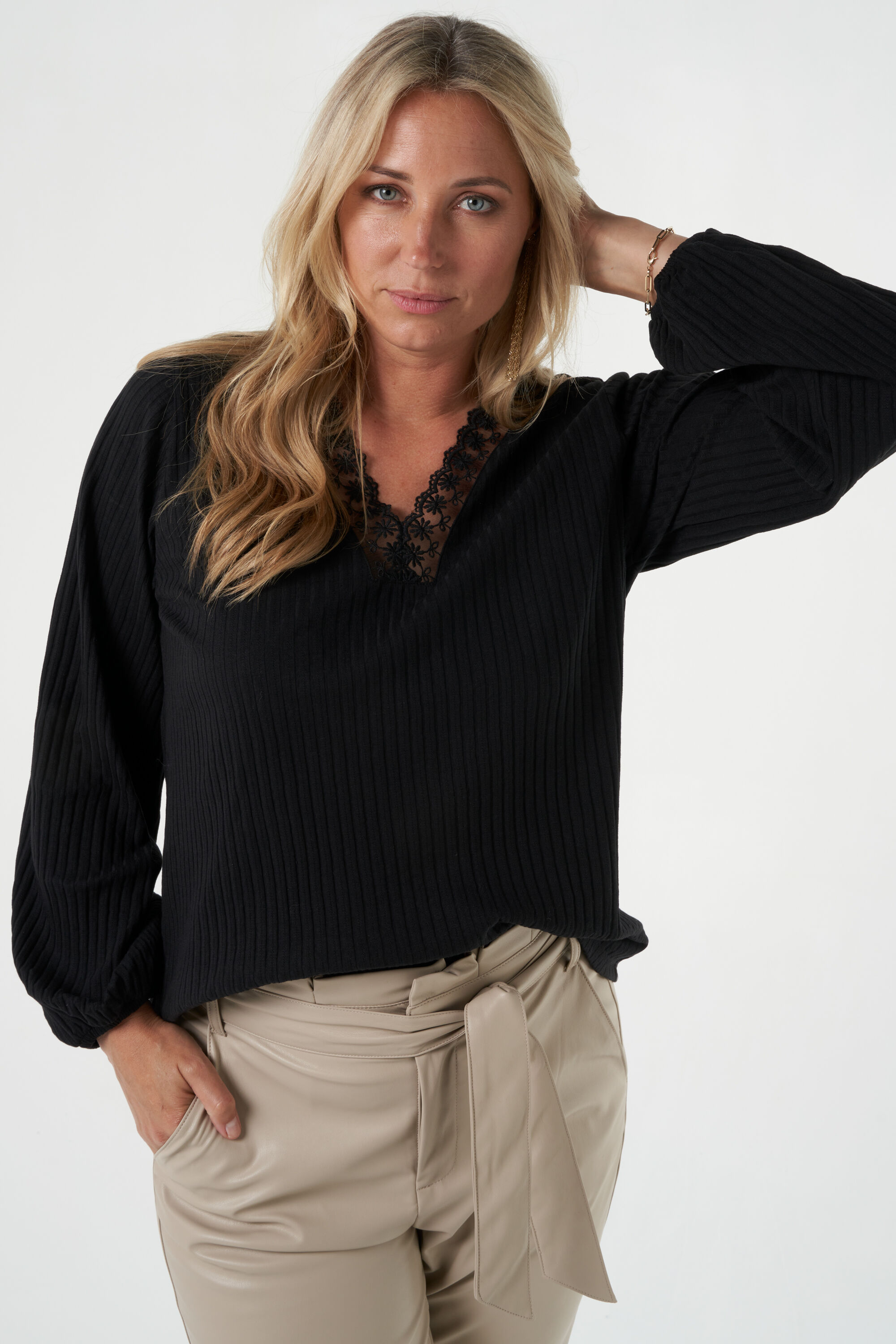 Haut avec d&eacute;tails en dentelle image number 7