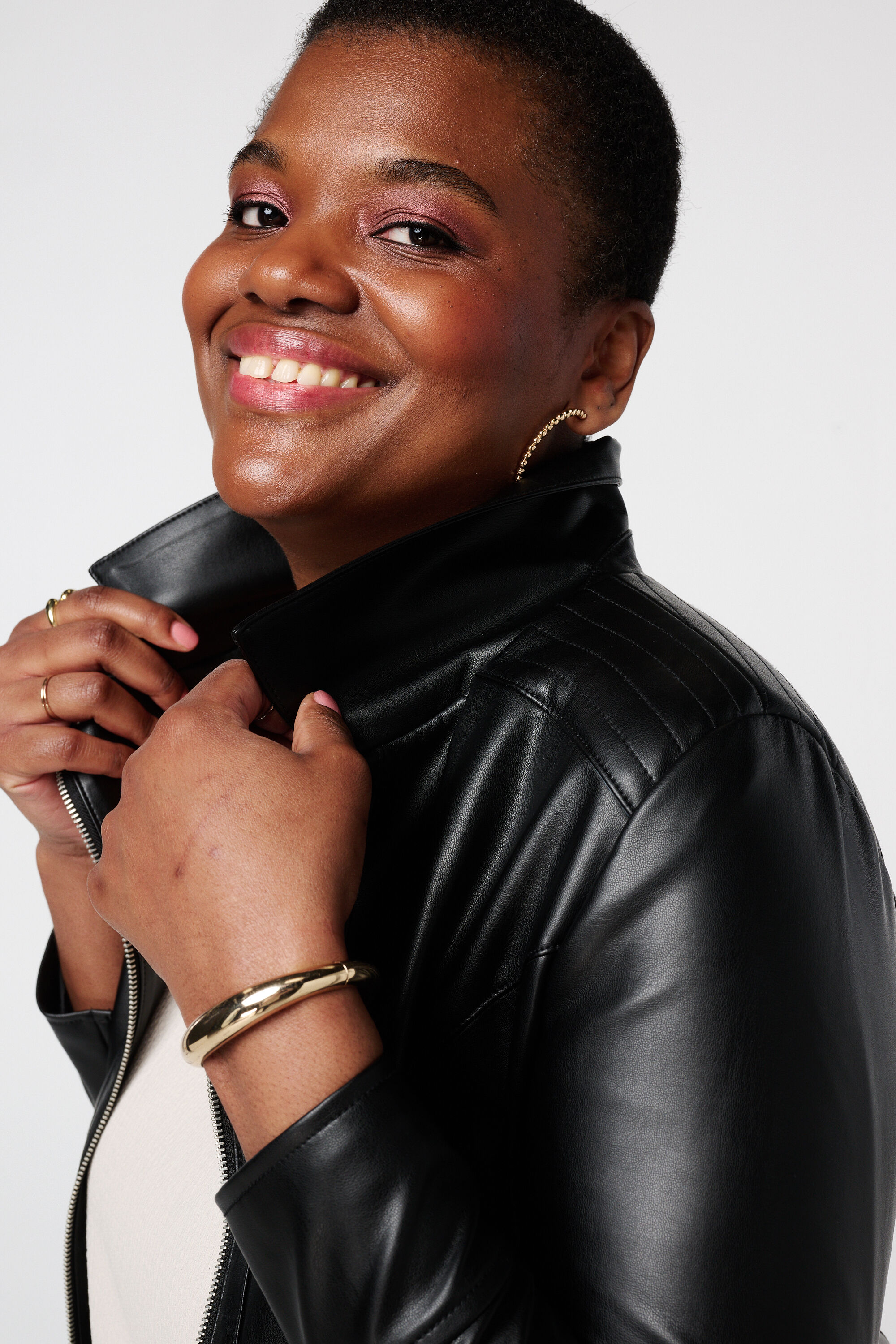 Veste &eacute;l&eacute;gante en cuir orn&eacute;e de d&eacute;tails argent&eacute;s image number 4