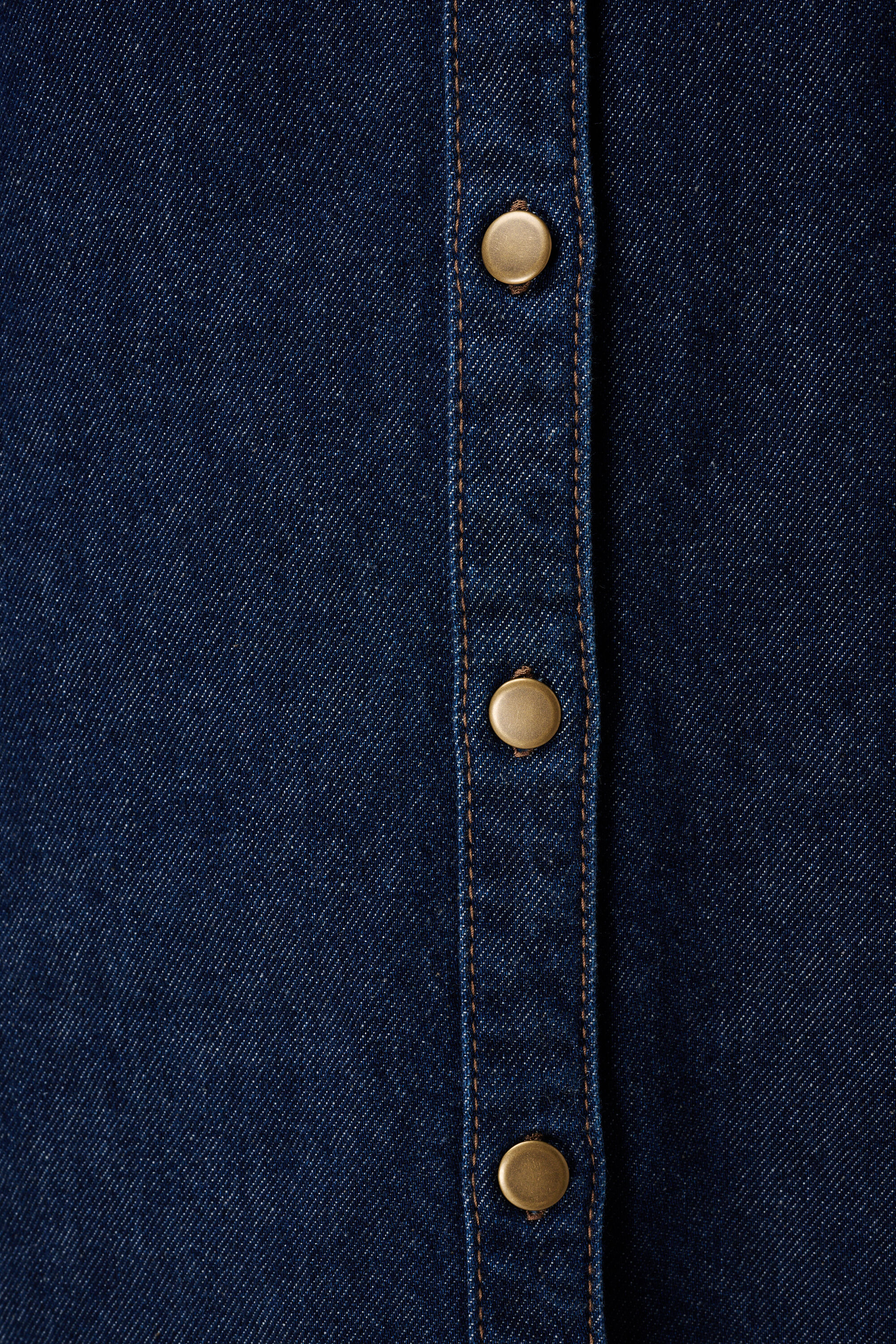 Robe en jean avec boutons image number 6