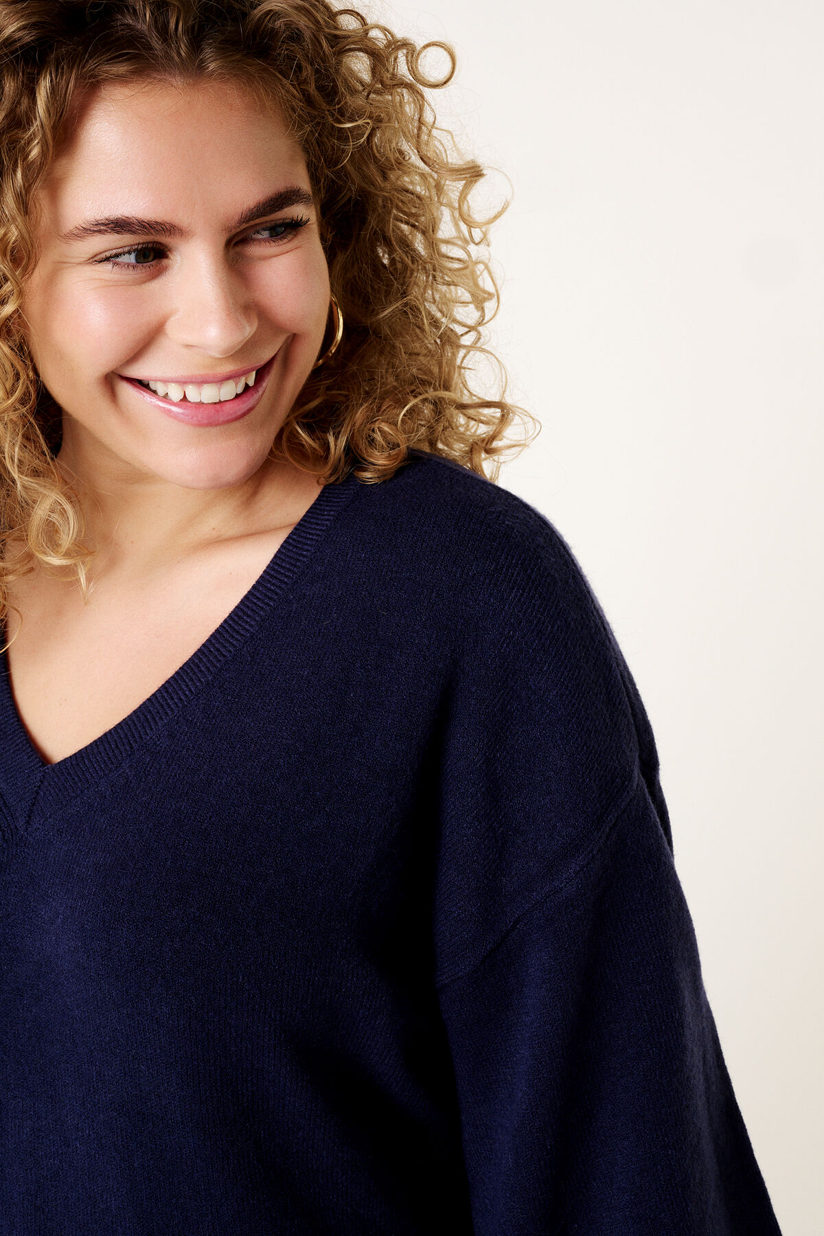 Pull &agrave; col en V en maille fine image number 4