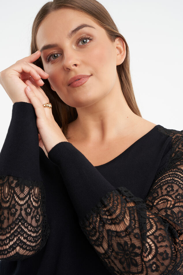 Pull aux manches décorées en dentelle image number 6