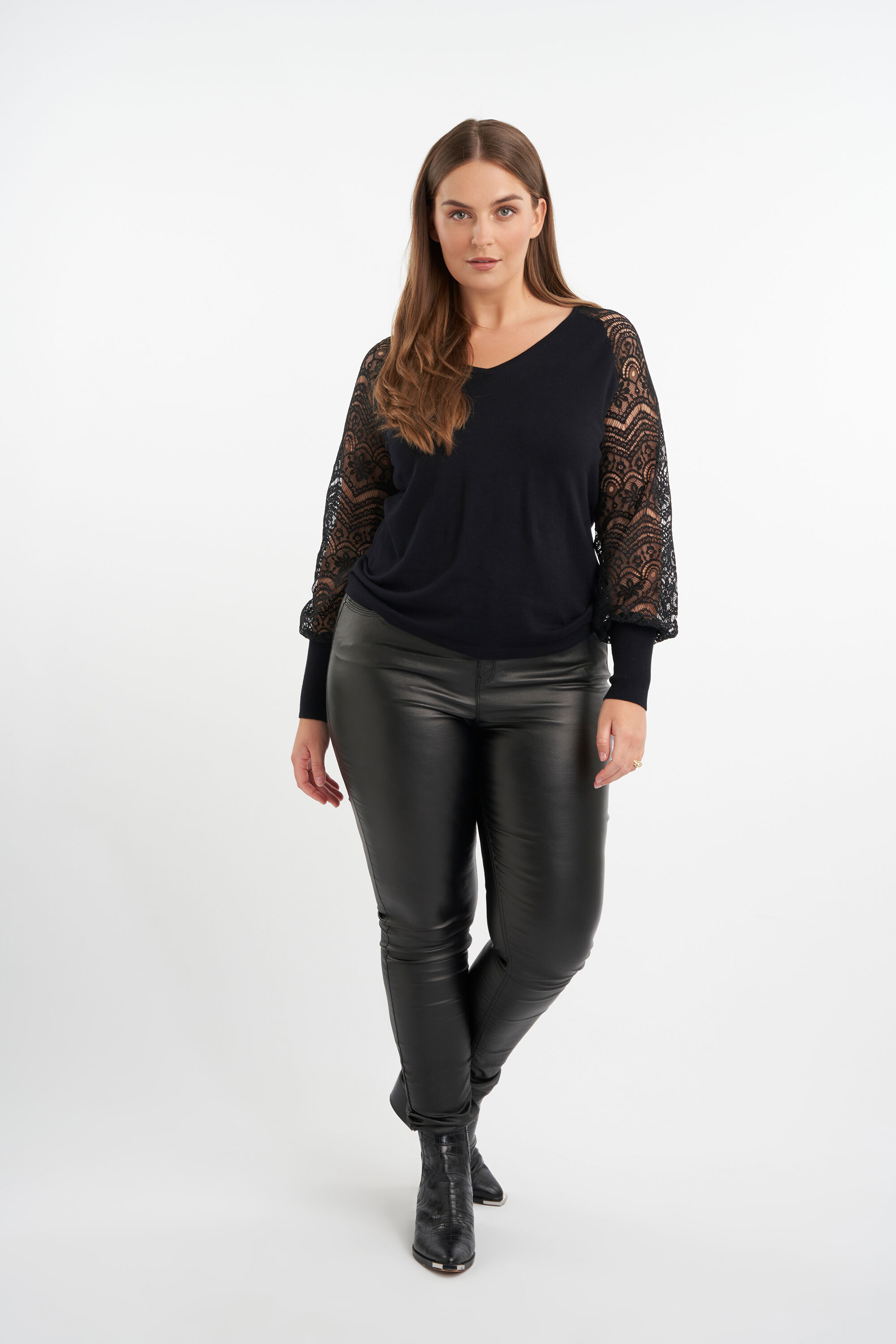 Pull aux manches d&eacute;cor&eacute;es en dentelle image number 5