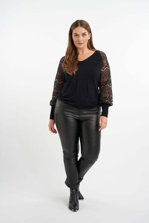 Pull aux manches décorées en dentelle image number 5