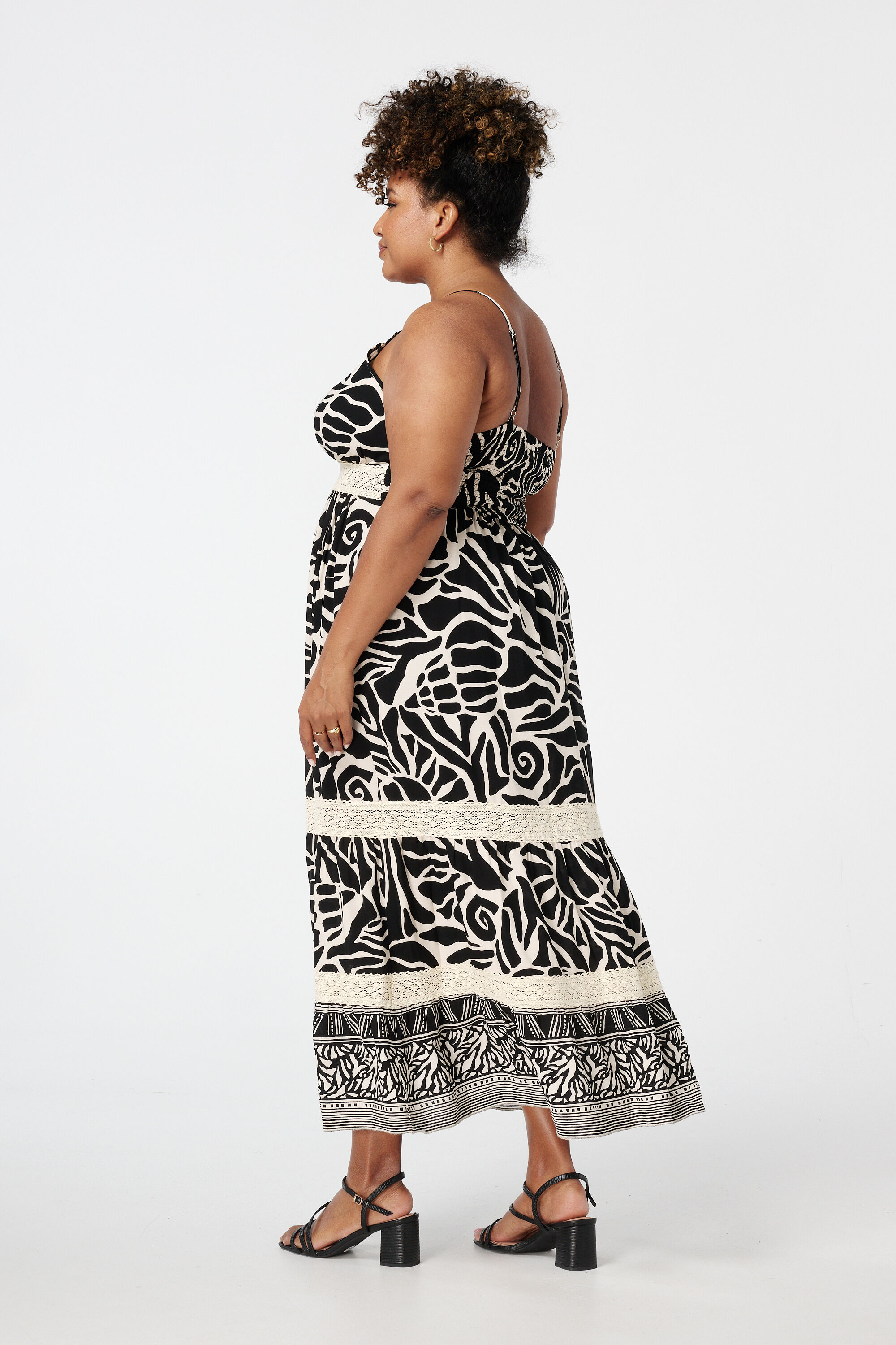 Robe longue avec imprim&eacute; et d&eacute;tails en dentelle image number 3