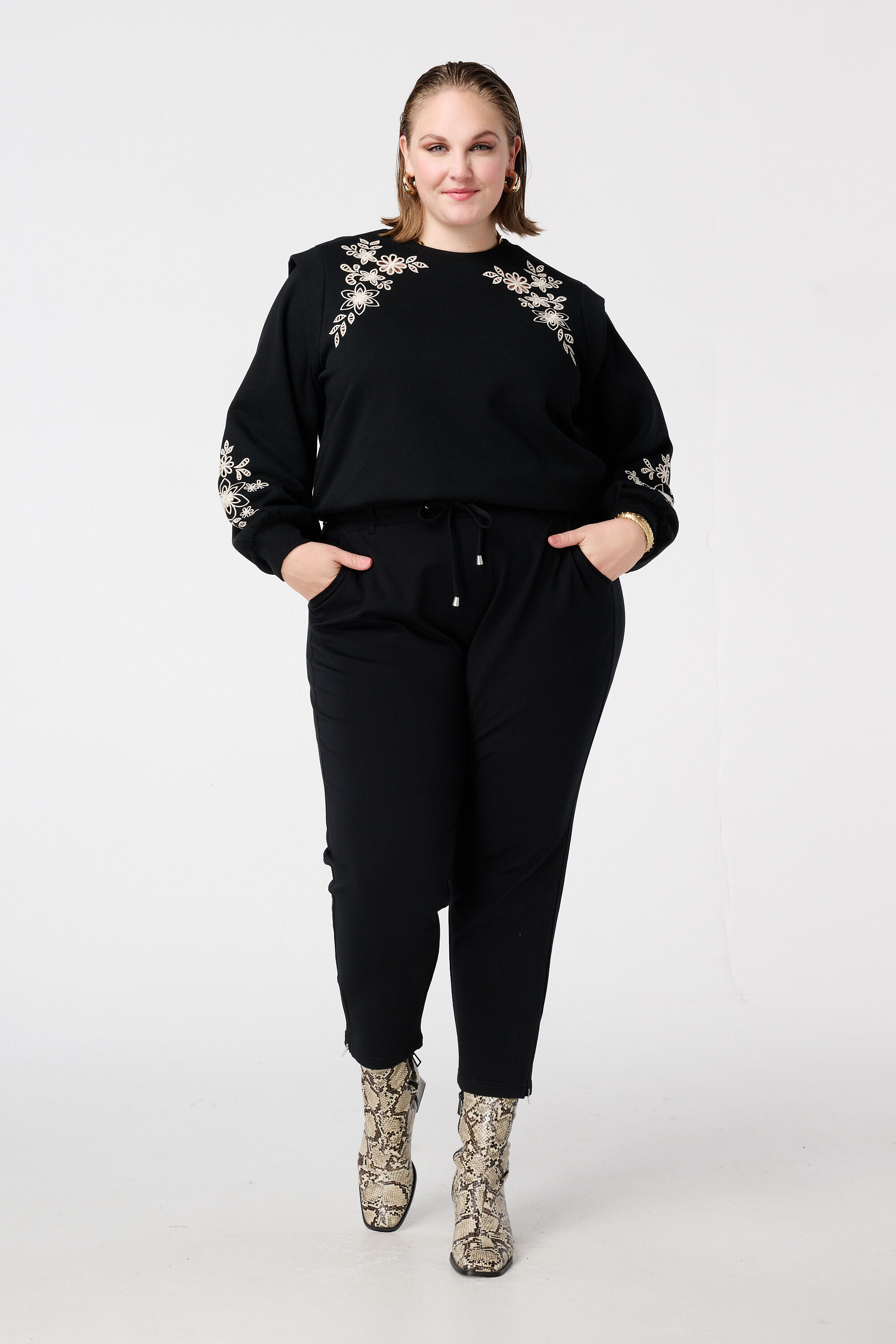 Sweat &agrave; broderie ajour&eacute;e image number 5