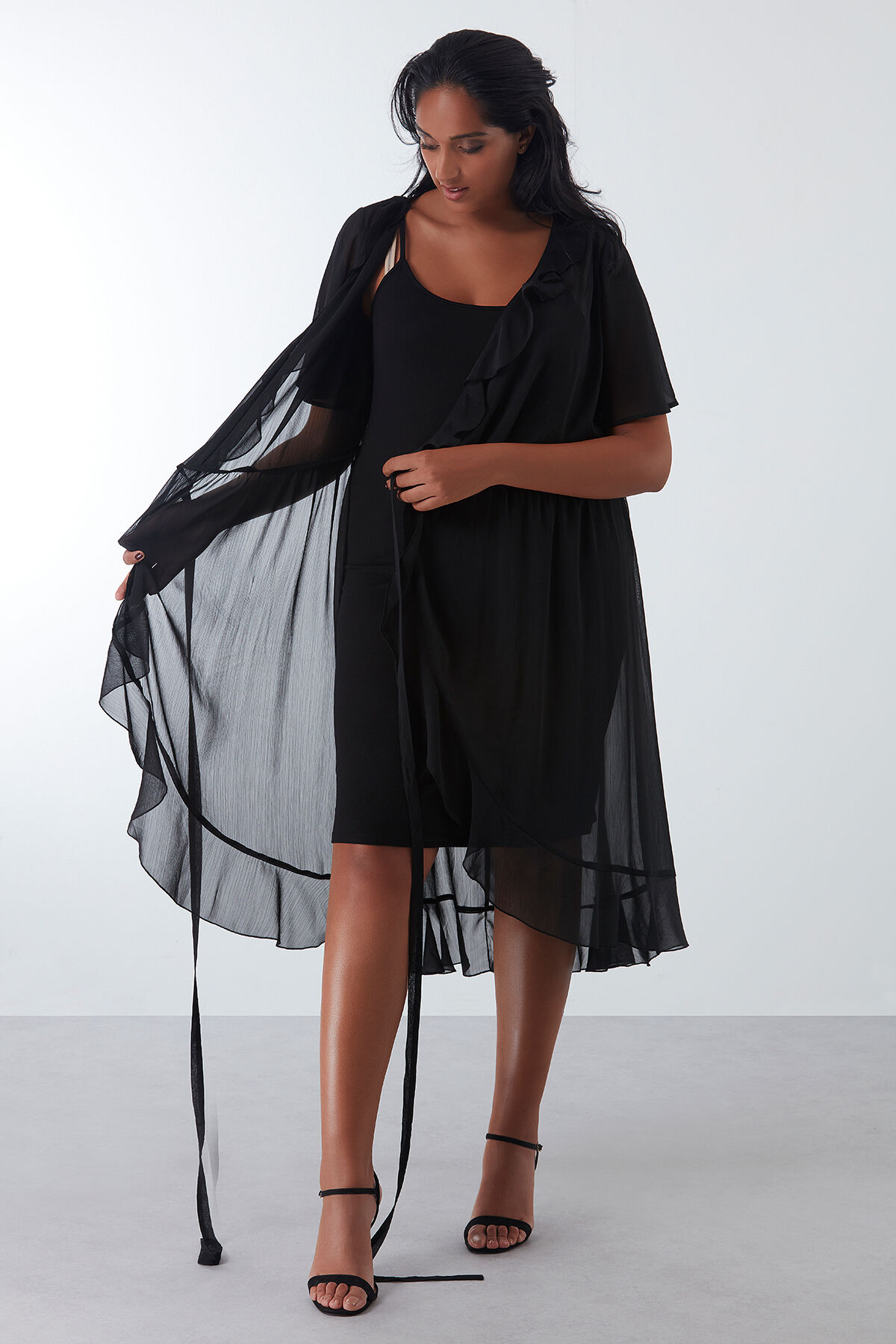 Robe cache-c&oelig;ur &agrave; volants image number 3