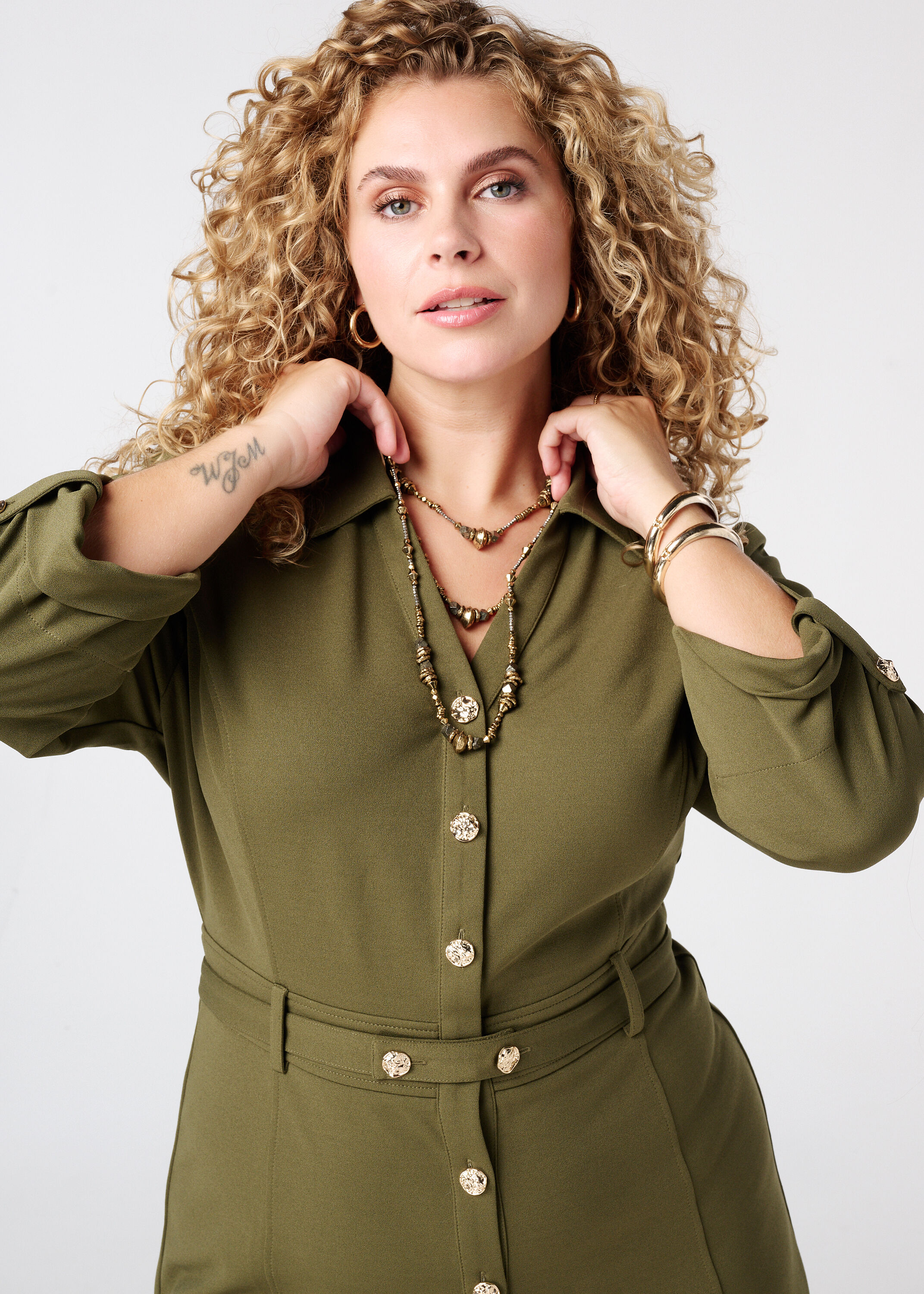 Robe avec boutons d&eacute;coratifs image number 4