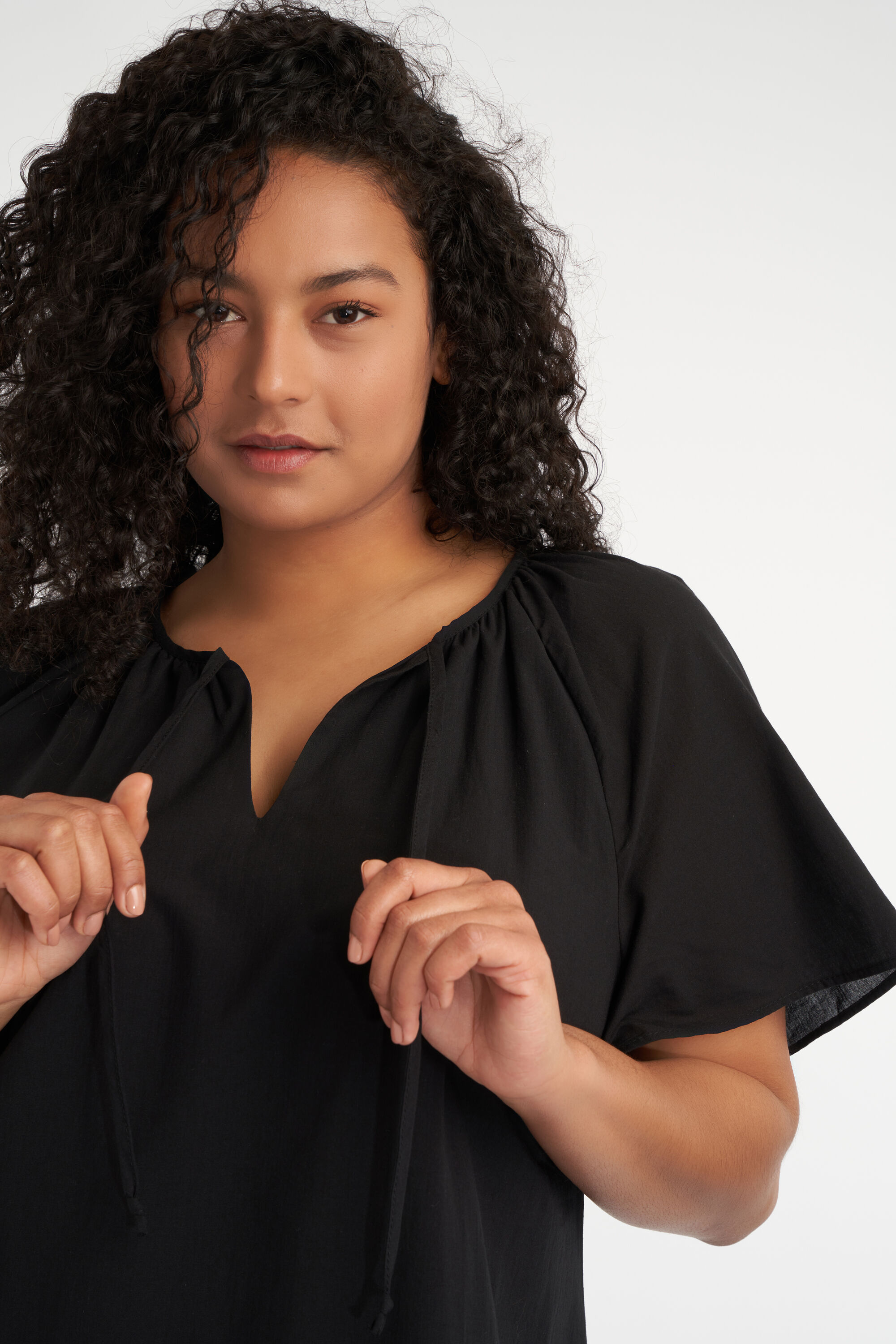 Robe courte et &eacute;vas&eacute;e image number 5