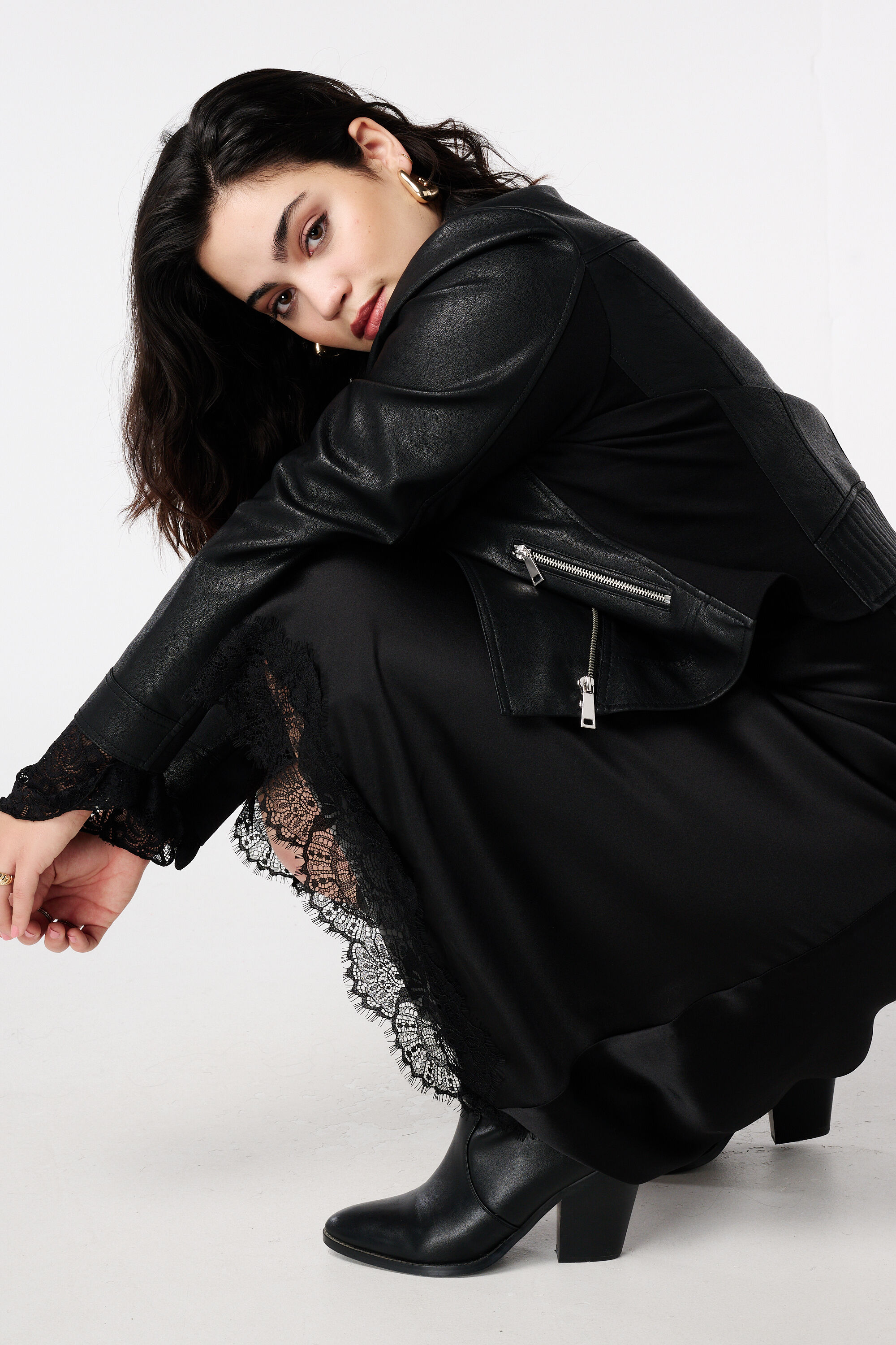 Jupe effet satin avec d&eacute;tail dentelle image number 6