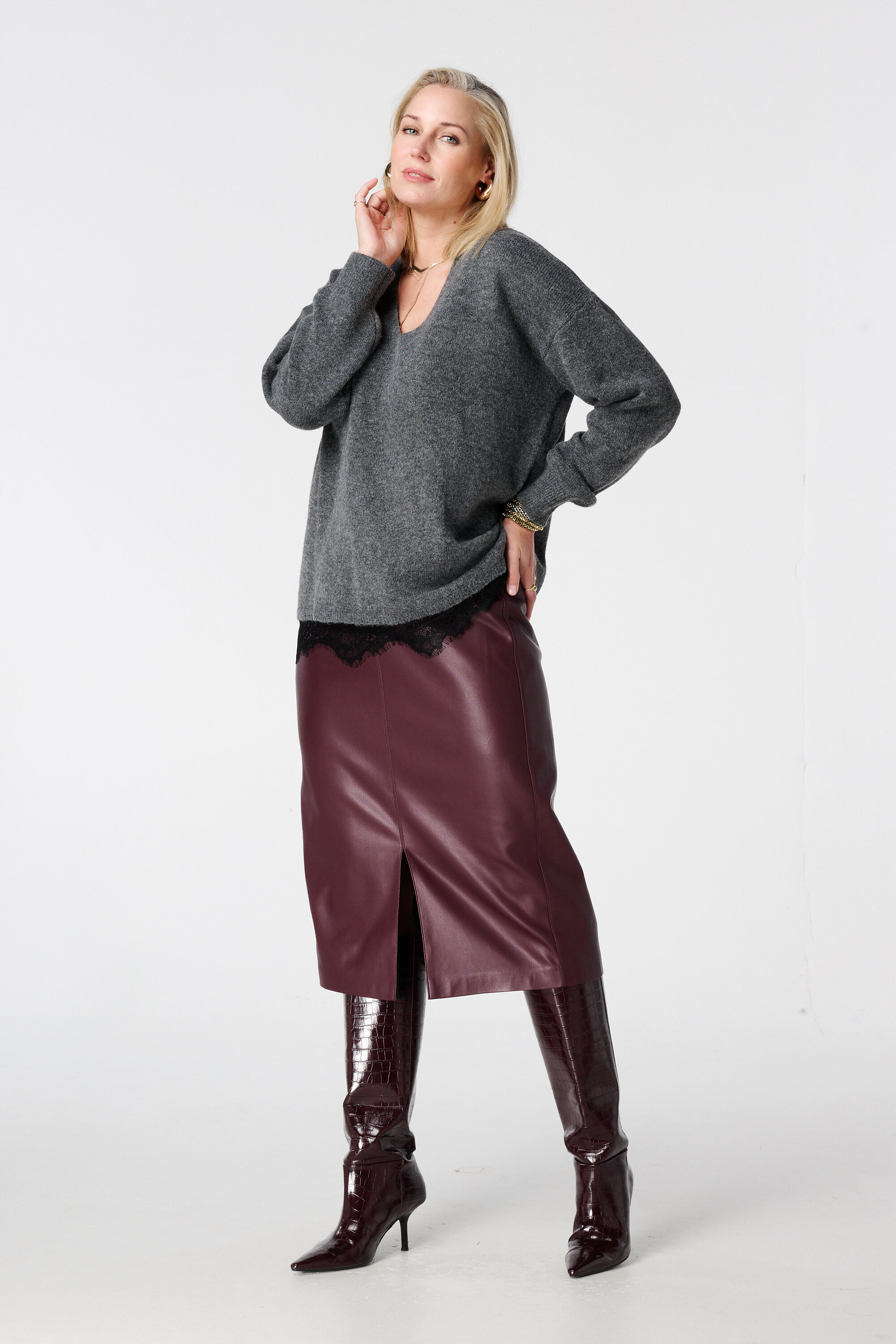 Pull &agrave; col en V avec bas en dentelle image number 5