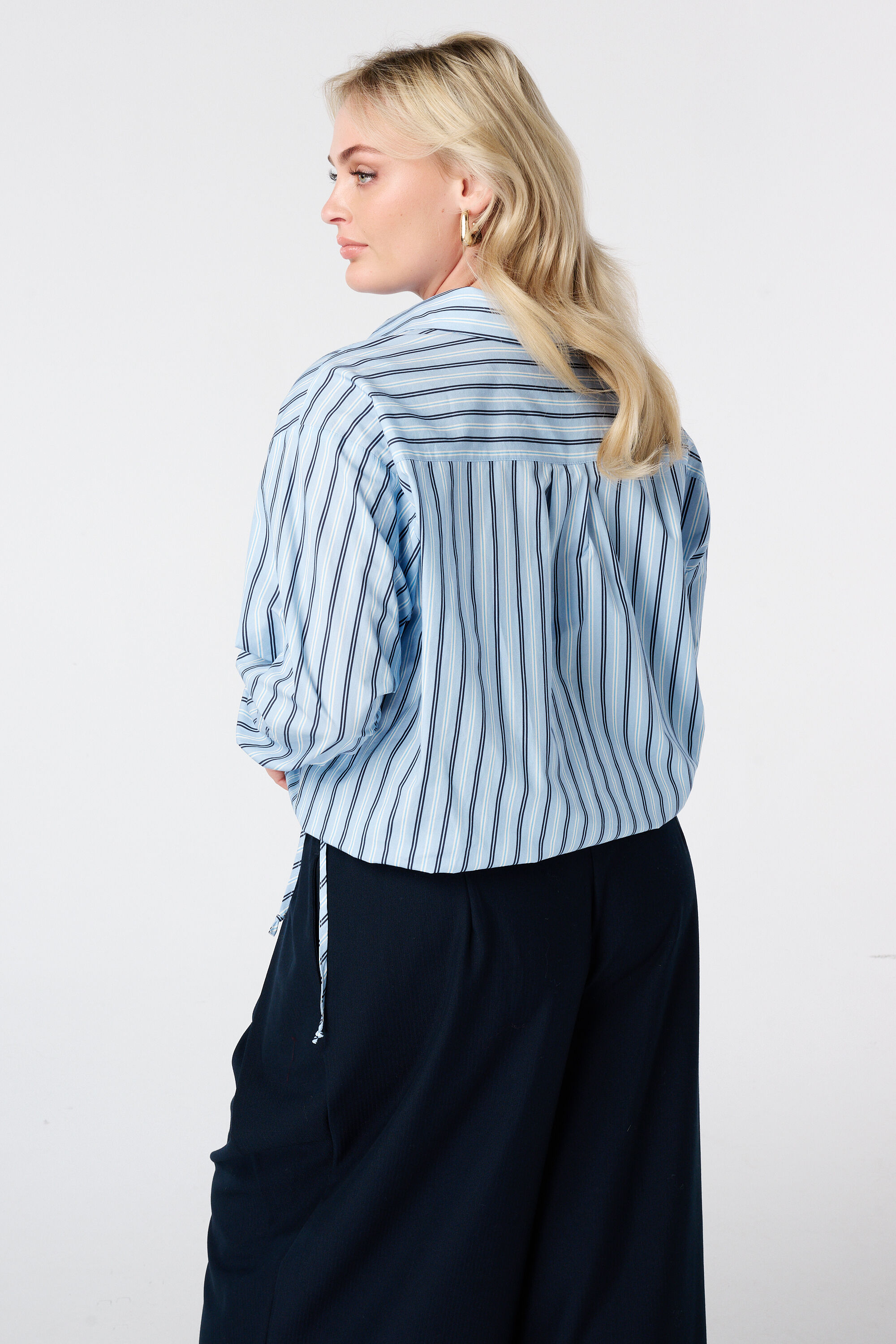 Blouse ray&eacute;e coupe ballon image number 1