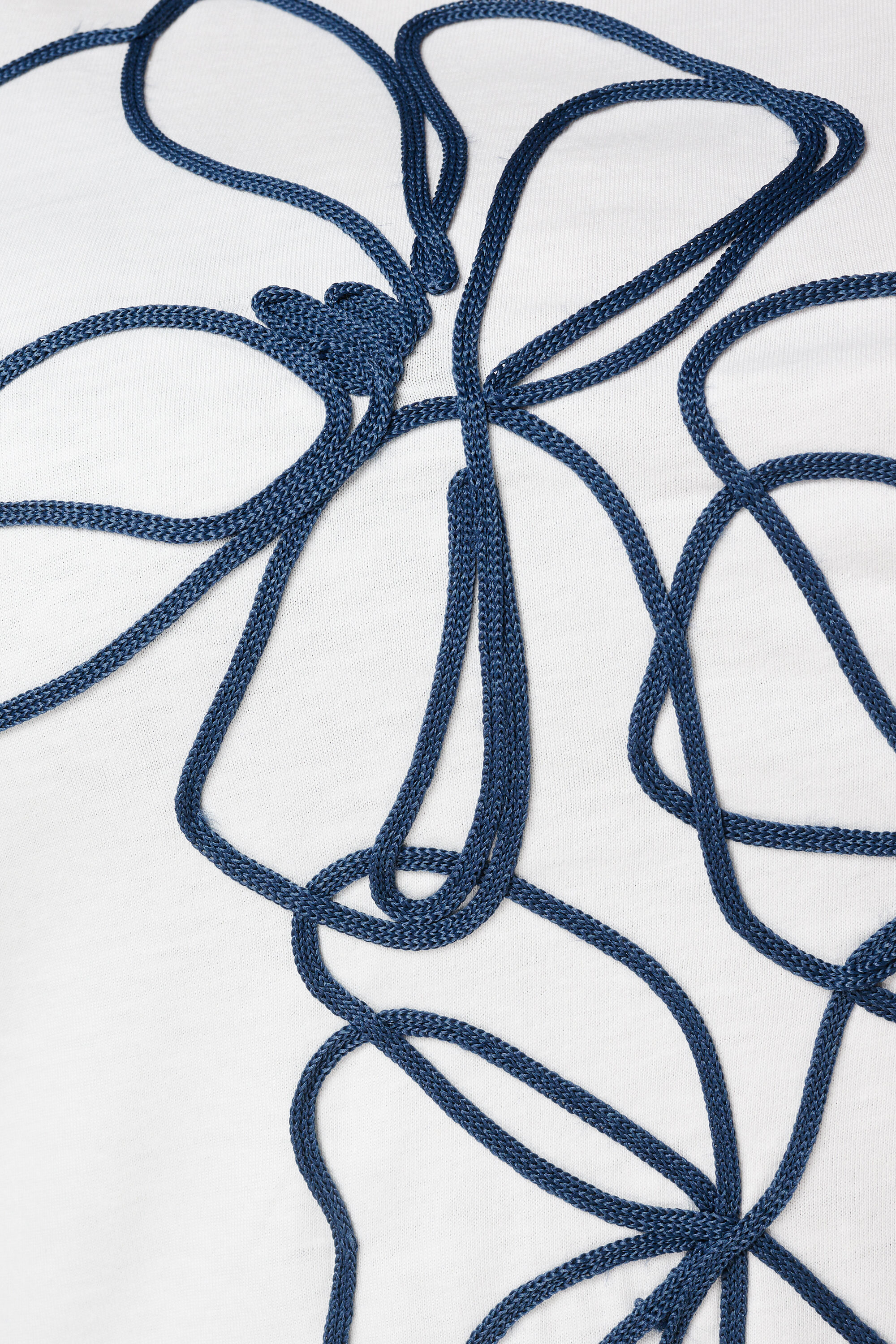 T-shirt avec broderie image number 6