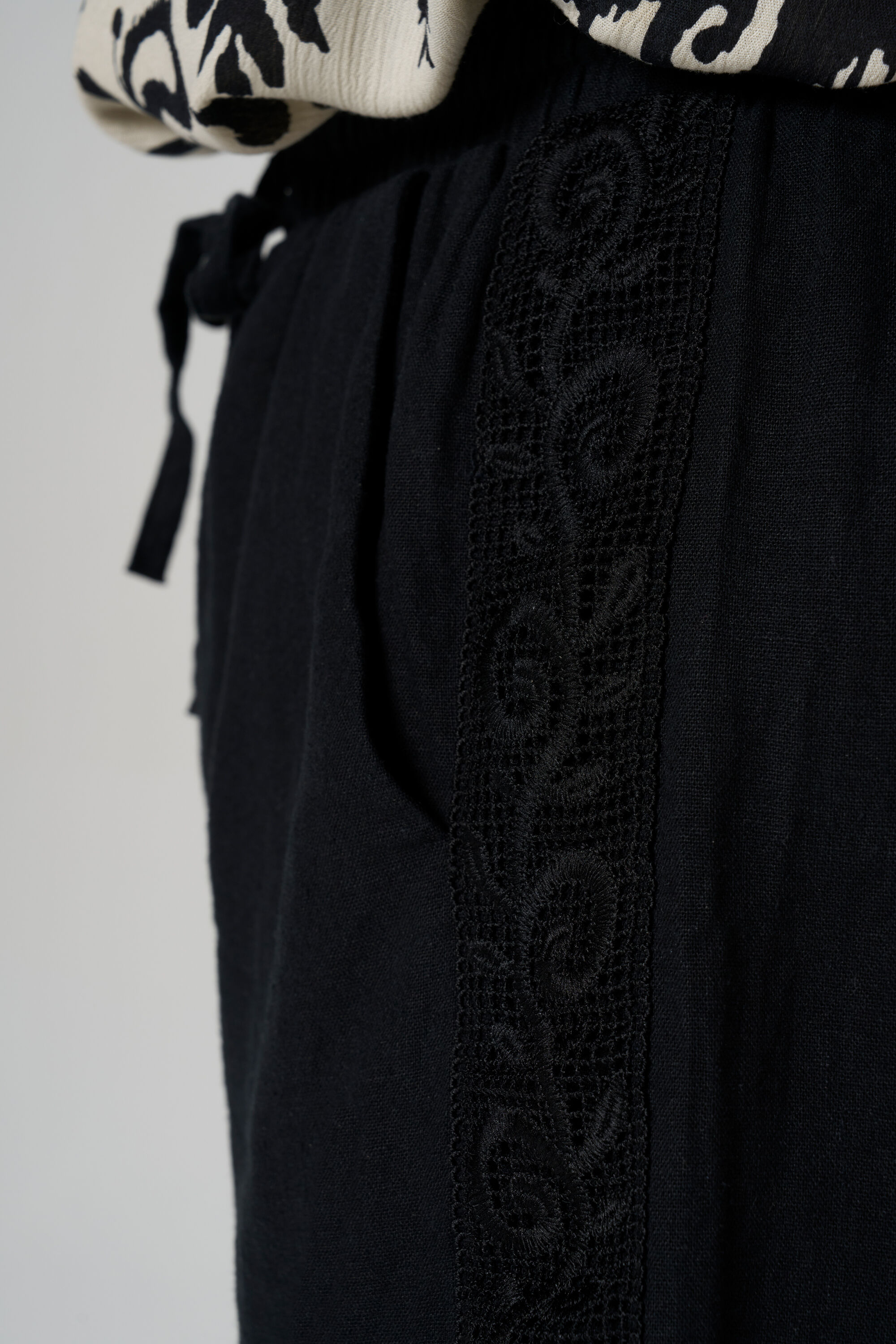 Short ajust&eacute; image number 4