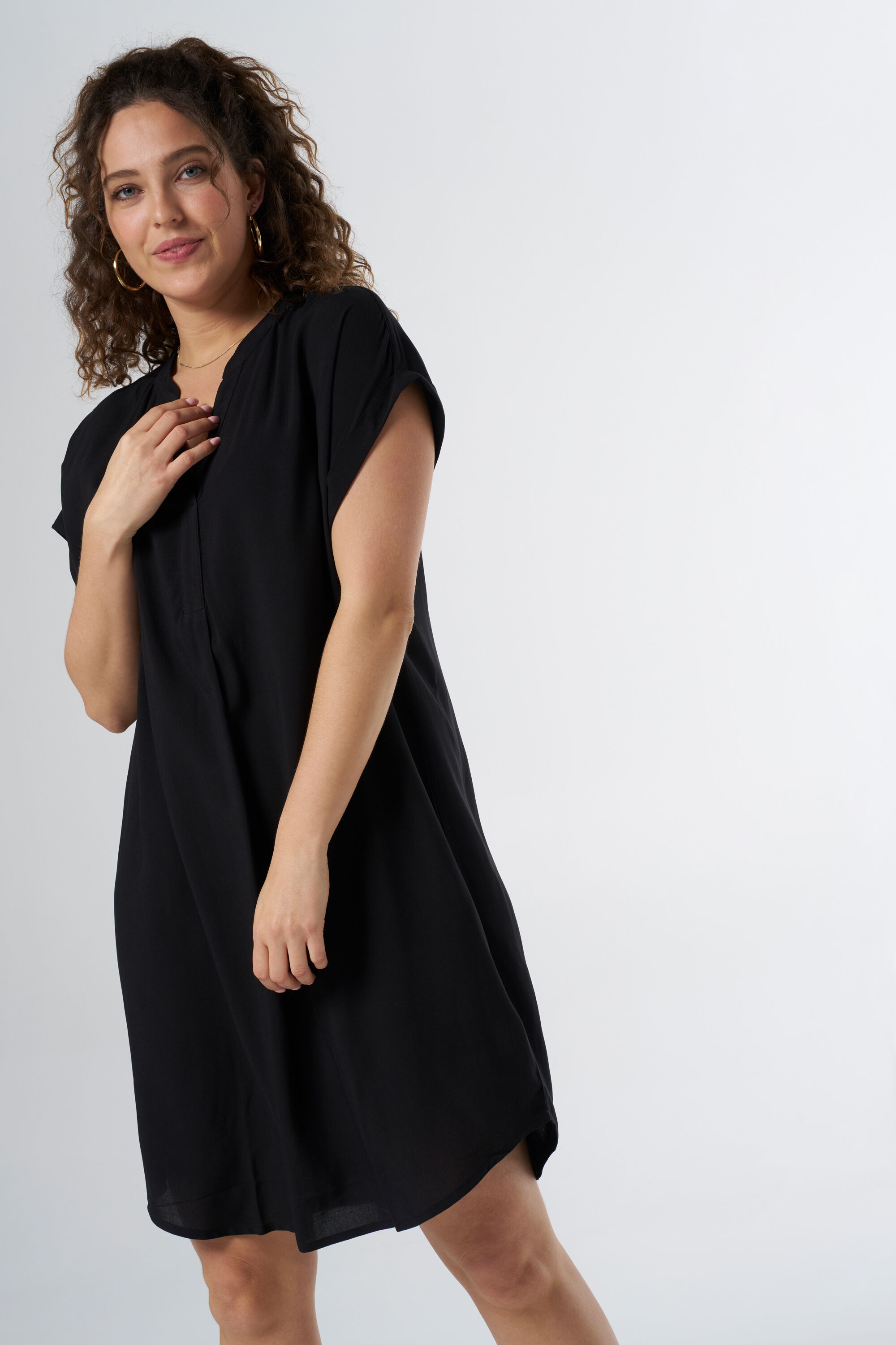 Robe ample avec col en V  image number 4