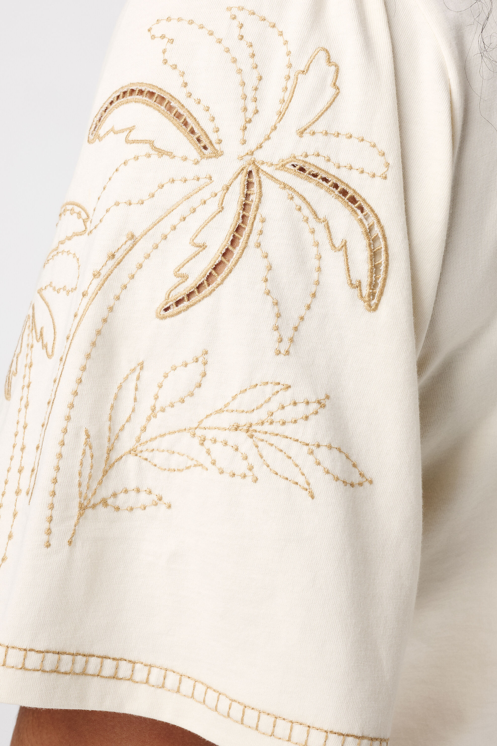 T-shirt avec broderie image number 6