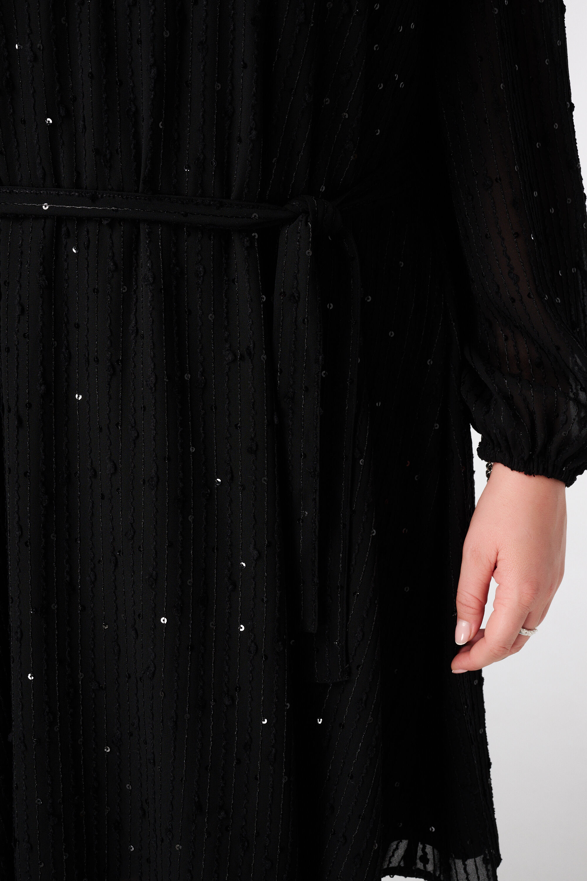 Robe &agrave; paillettes scintillantes et ceinture image number 6