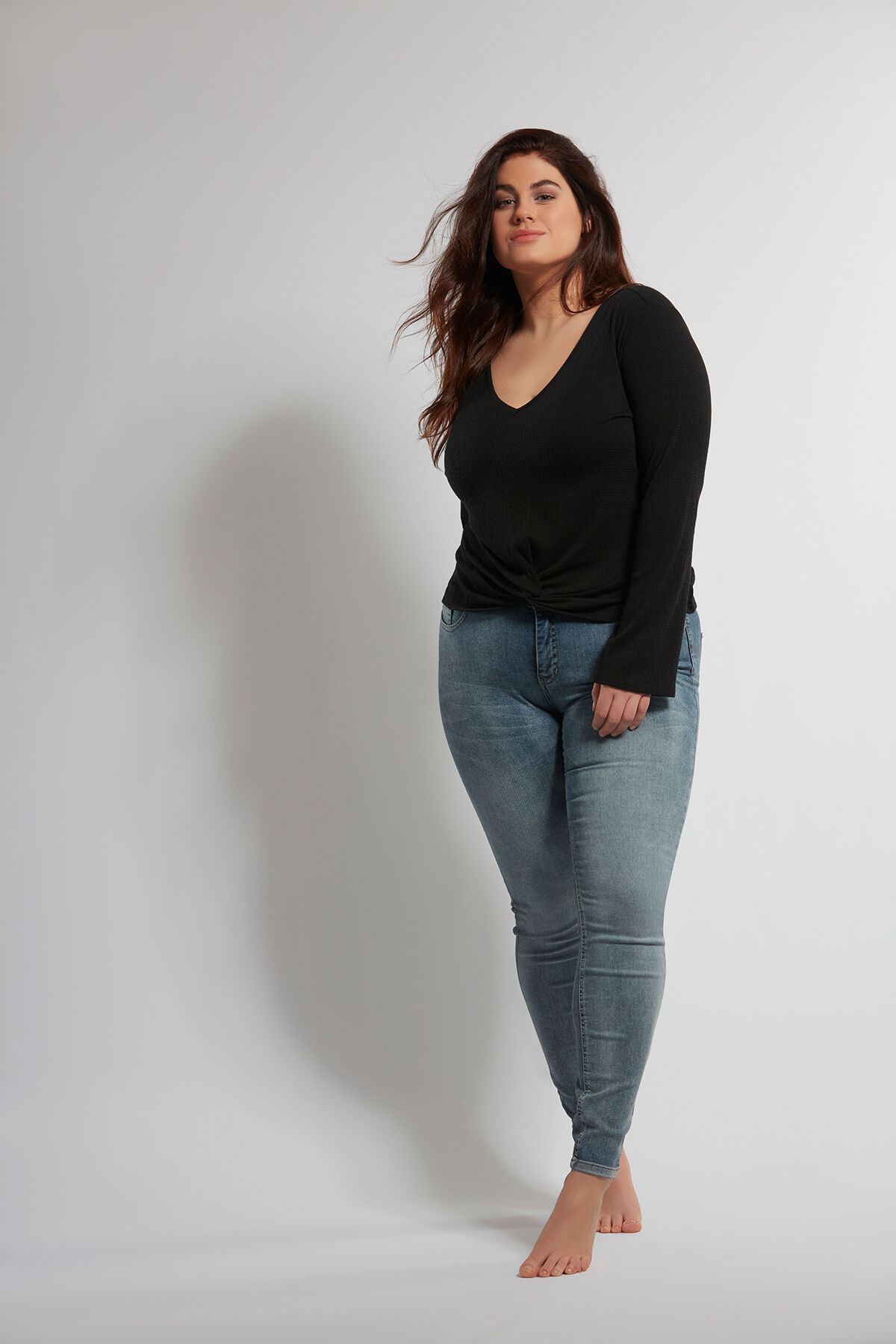 Chemise tricot&eacute;e avec d&eacute;tail nou&eacute; image number 3