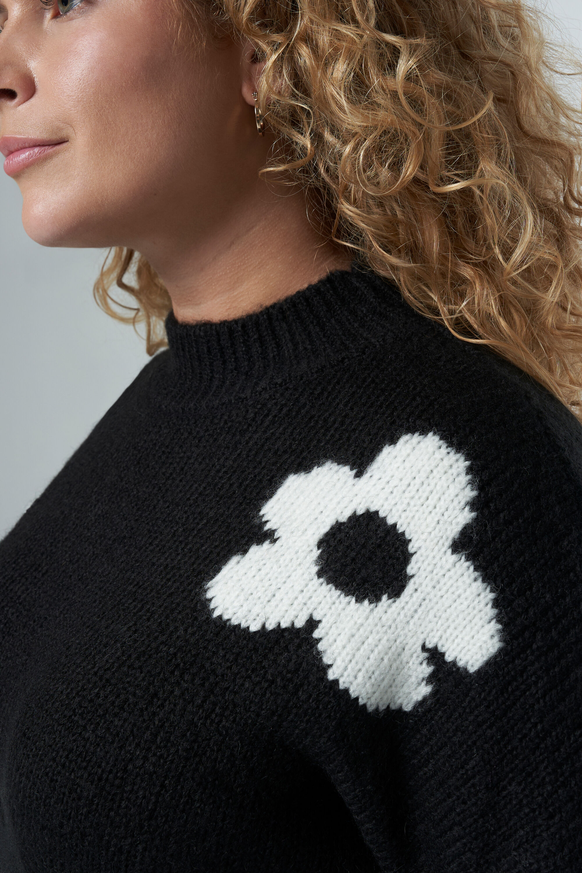 Pull en tricot avec des fleurs image number 4