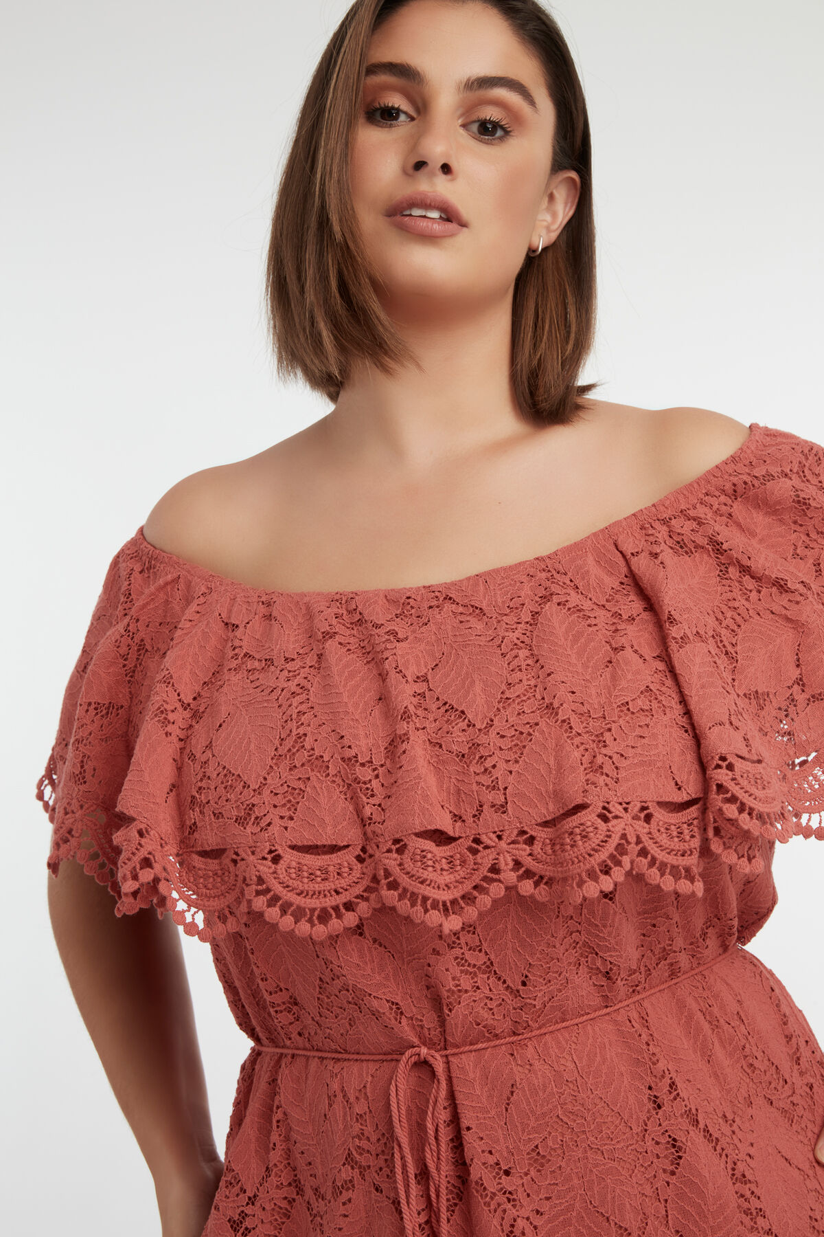 Robe en dentelle &agrave; &eacute;paules d&eacute;nud&eacute;es image number 4