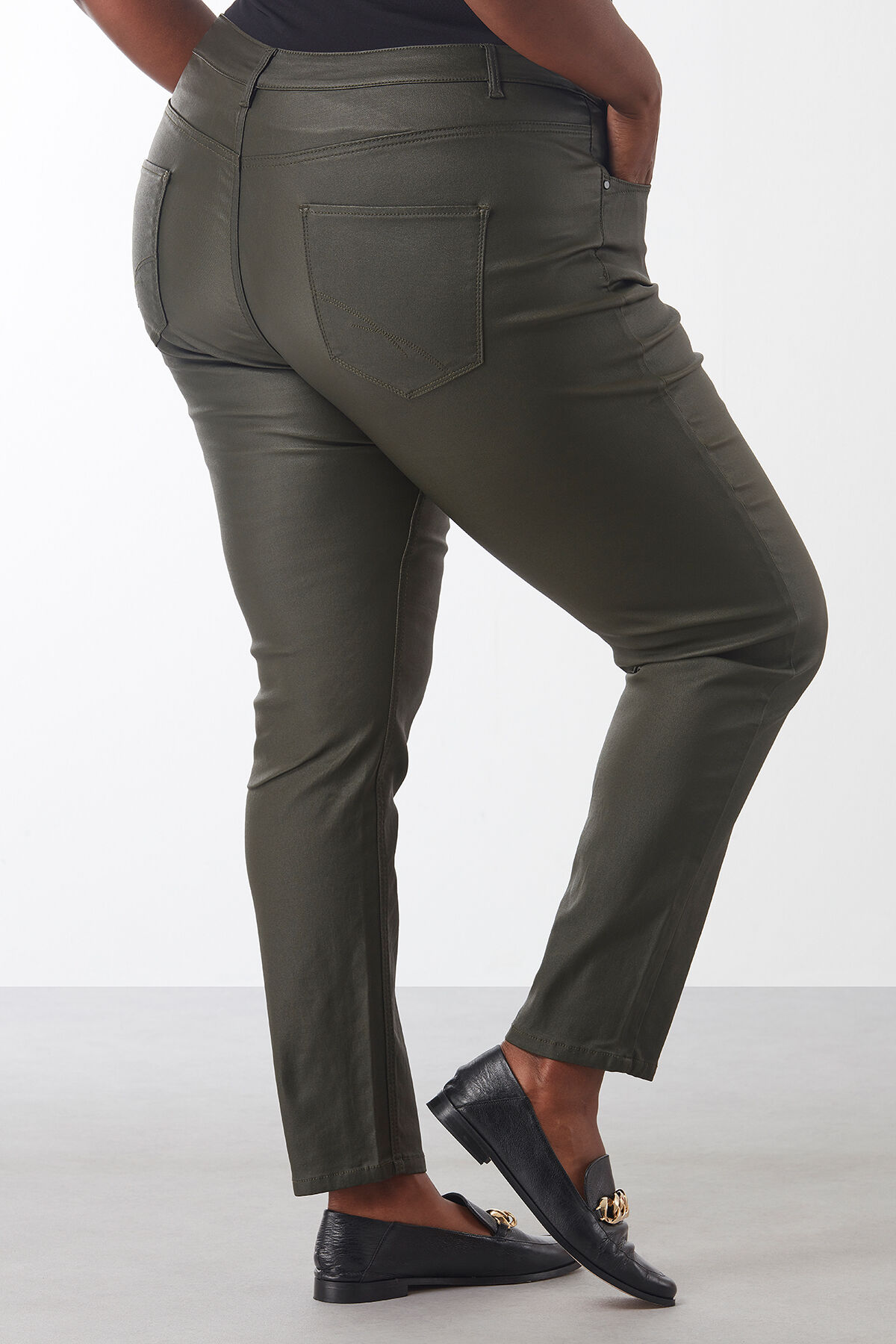 Pantalon slim enduit image number 3