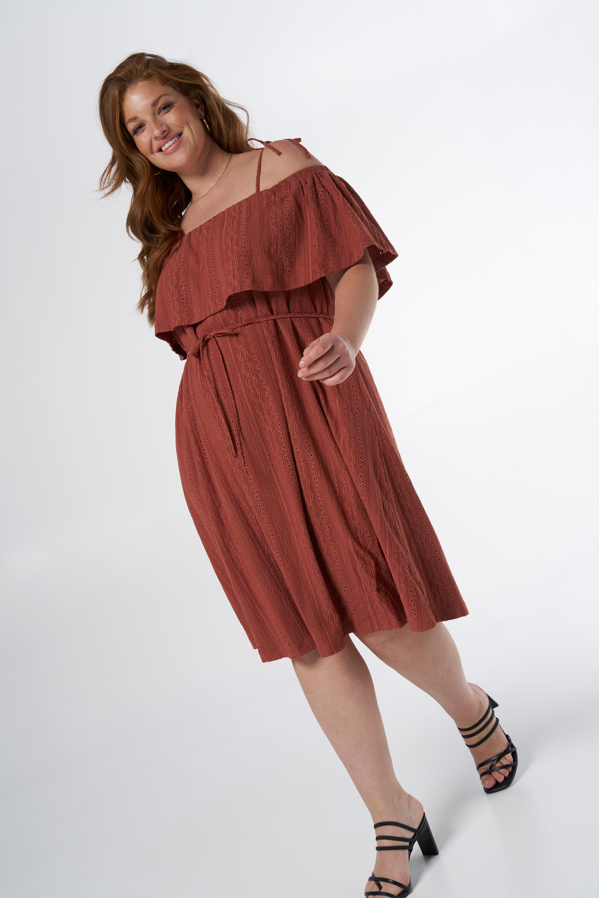 Robe &agrave; &eacute;paules ajour&eacute;es avec n&oelig;ud fantaisie image number 5