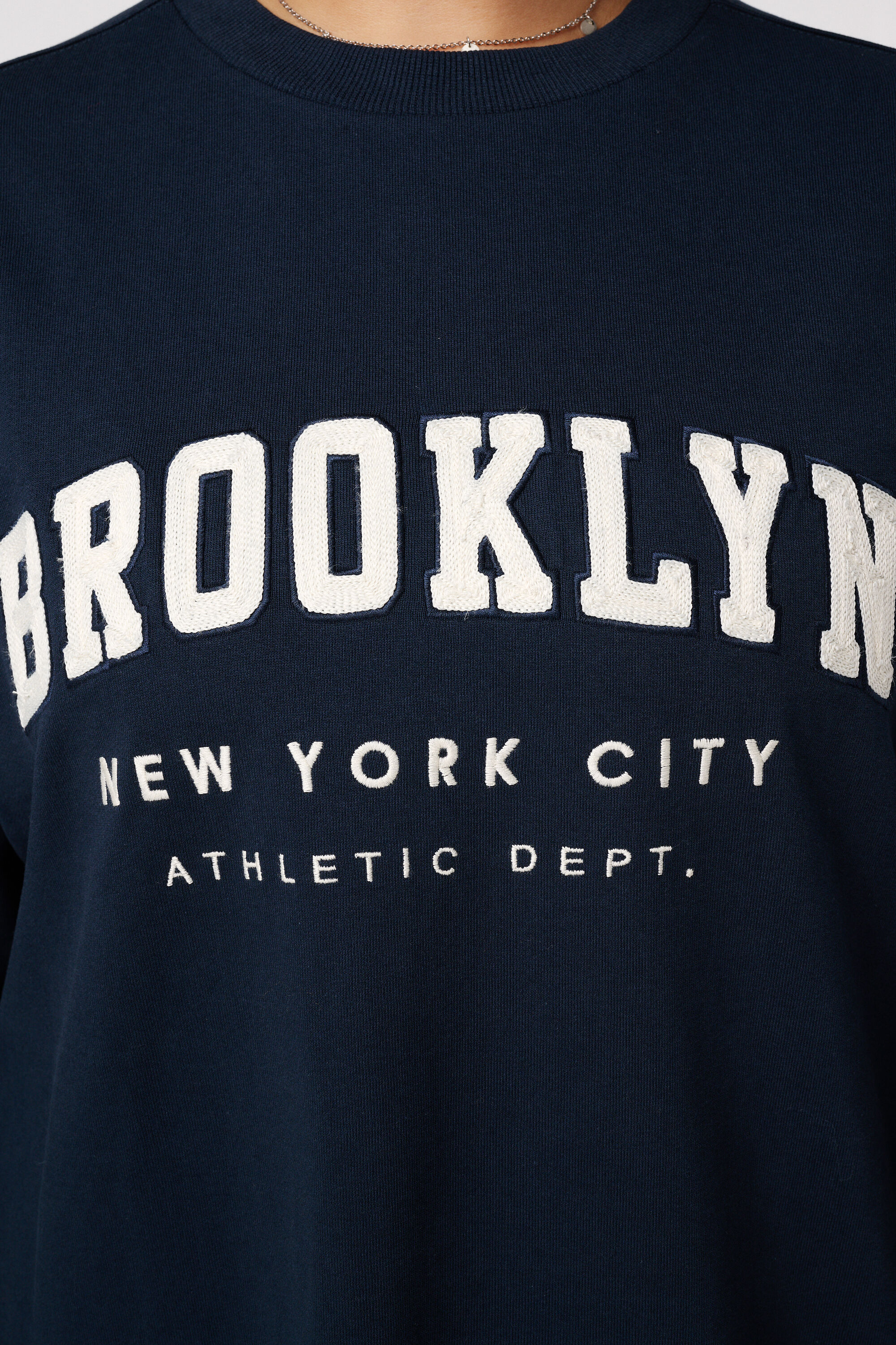 Robe sweat avec inscription image number 6