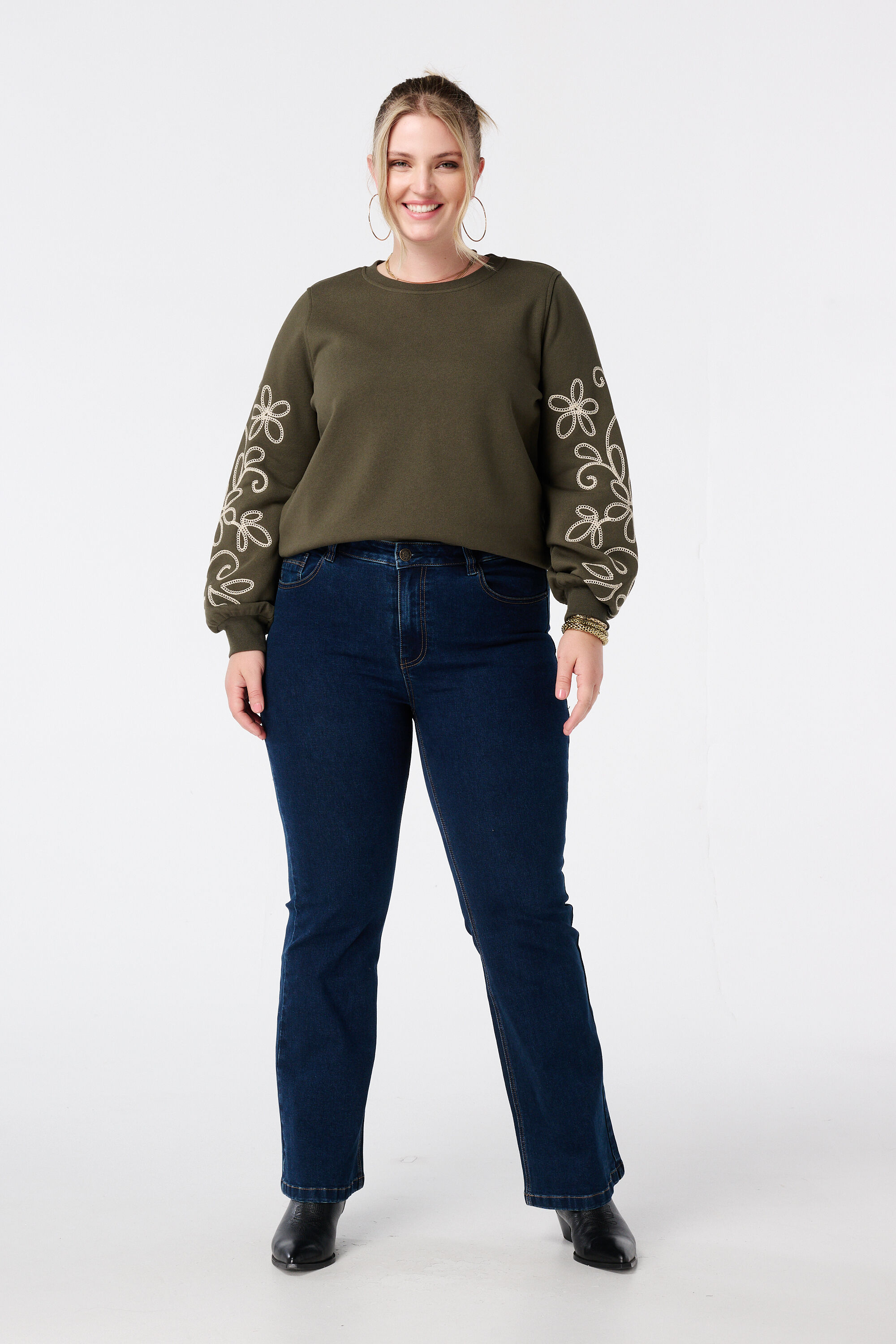 Pull avec d&eacute;tails brod&eacute;s image number 5